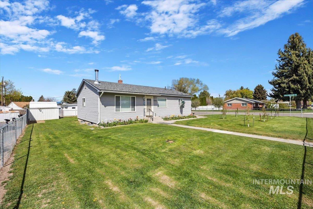 1341 N Fillmore Property Photo 3
