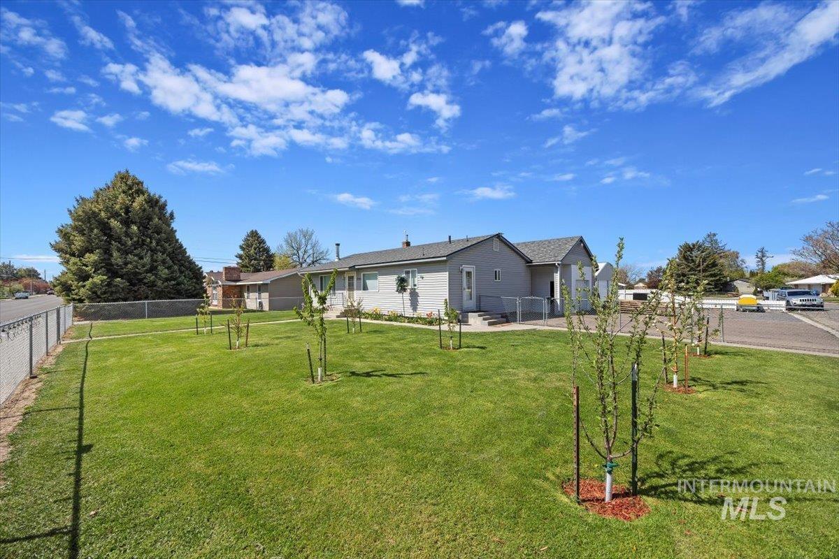 1341 N Fillmore Property Photo 4