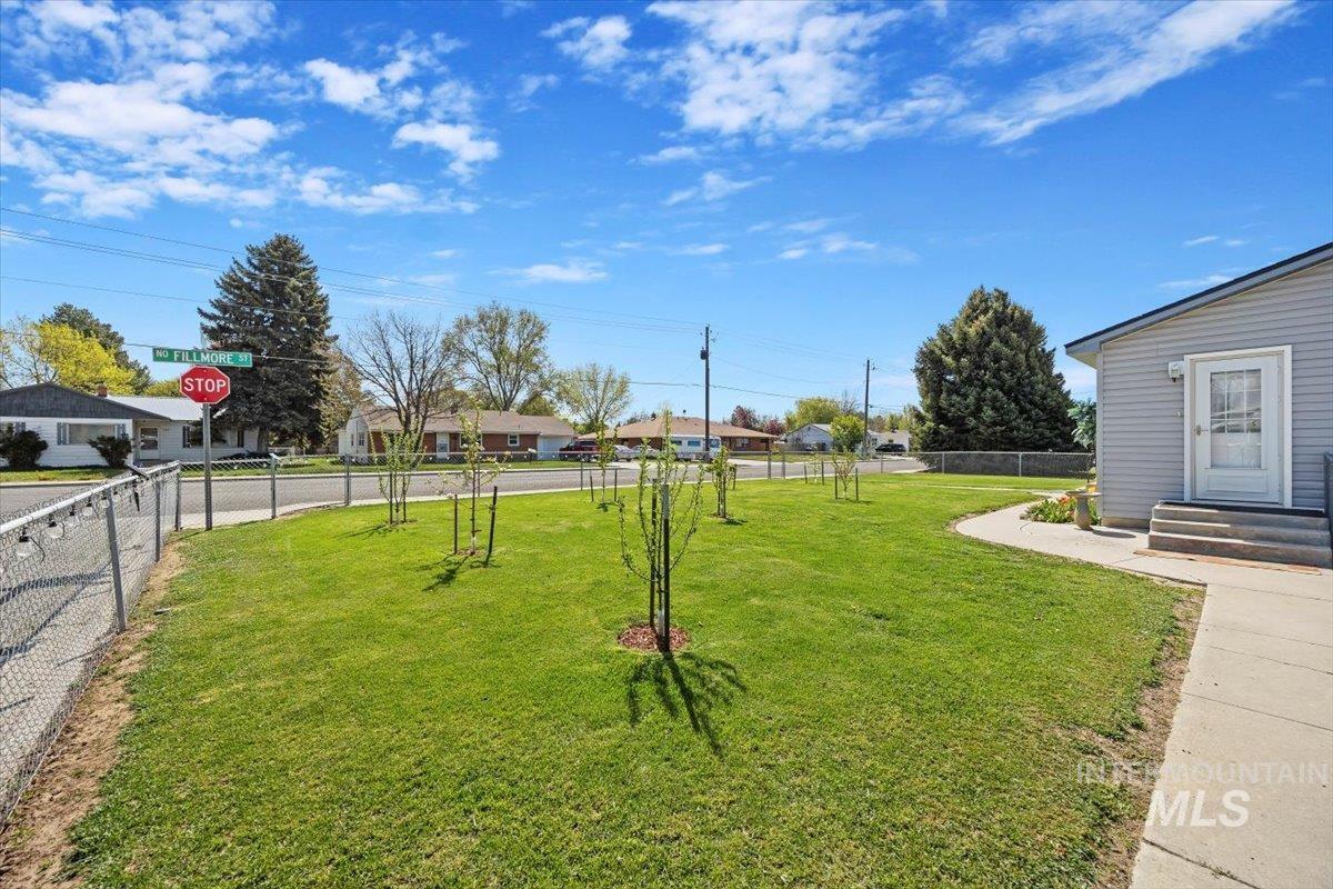 1341 N Fillmore Property Photo 5