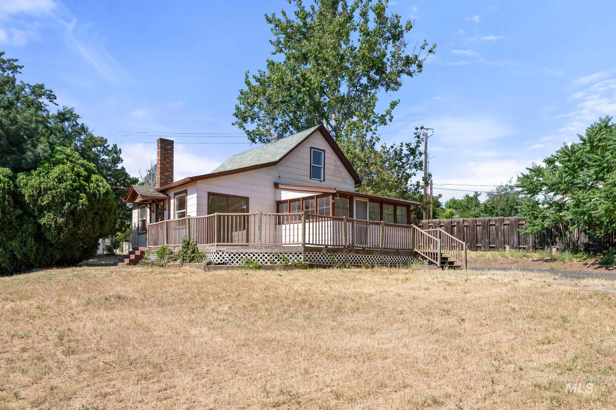 1044 Post Lane Property Photo 1