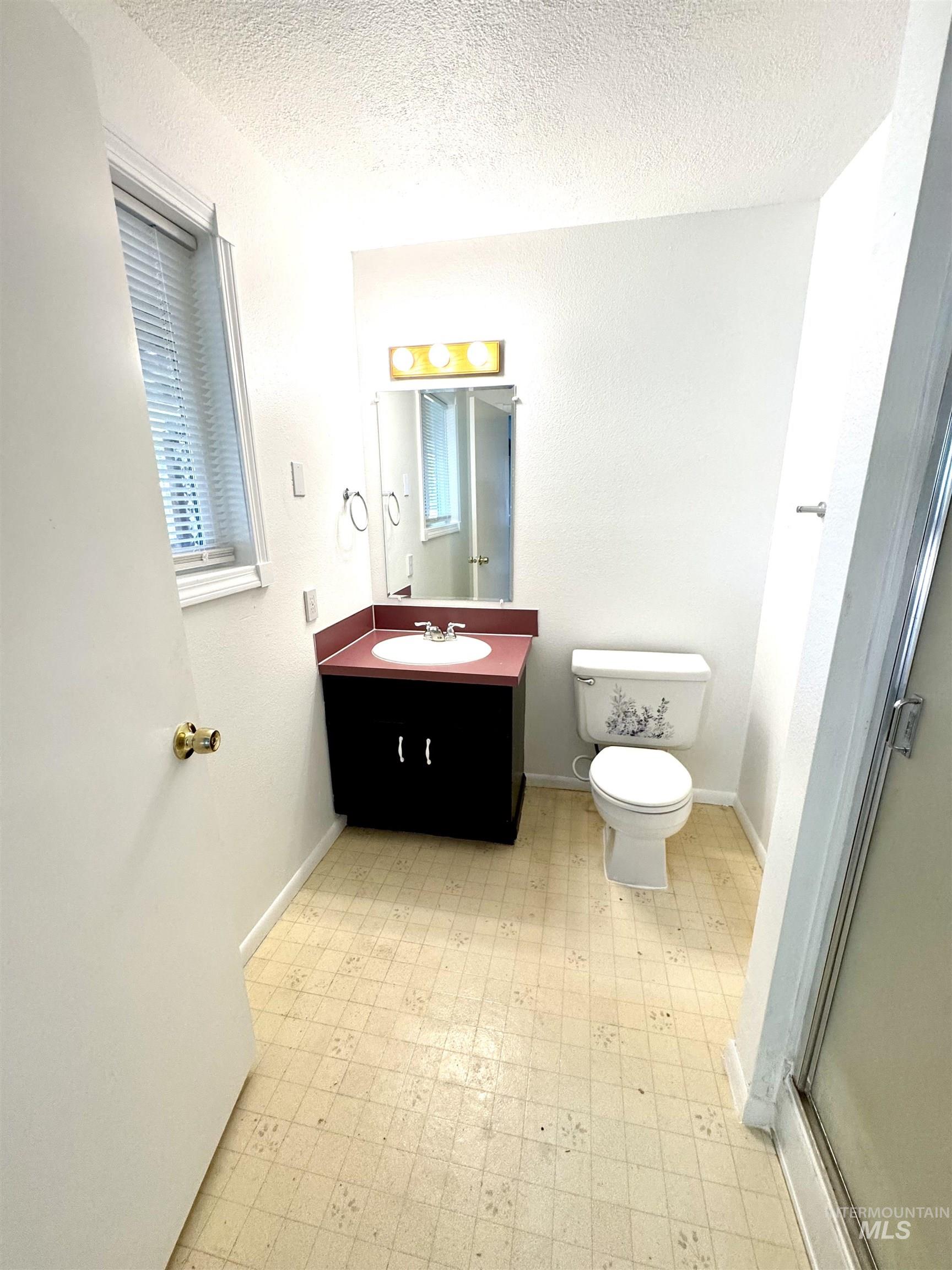 2104 S Chestnut St Property Photo 8