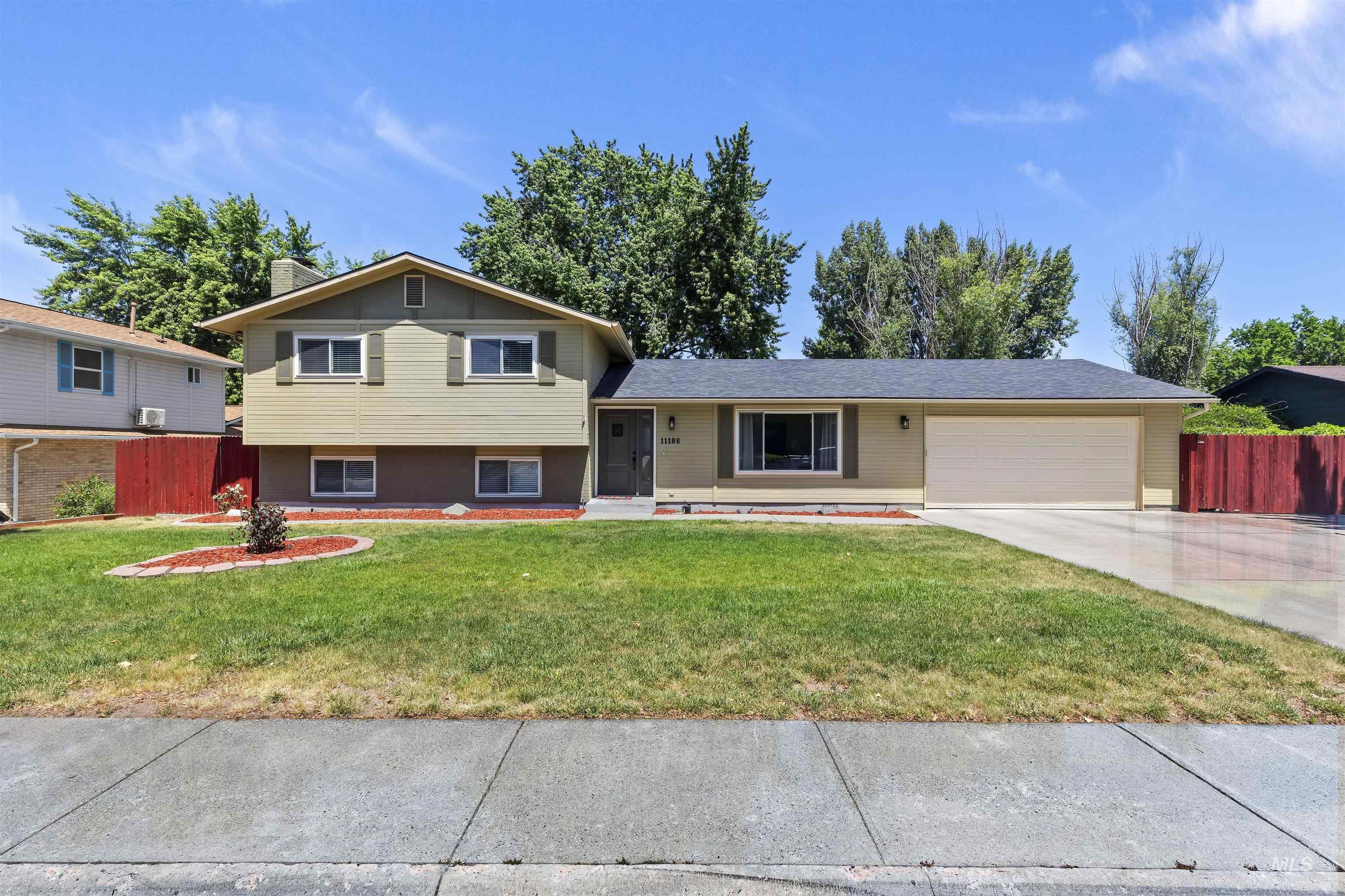 11186 W Tioga Street Property Photo 1