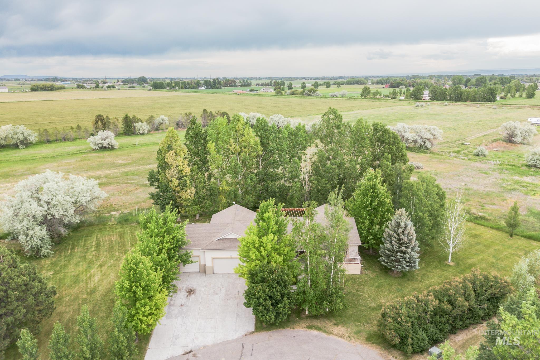 200 W Commons Rd.