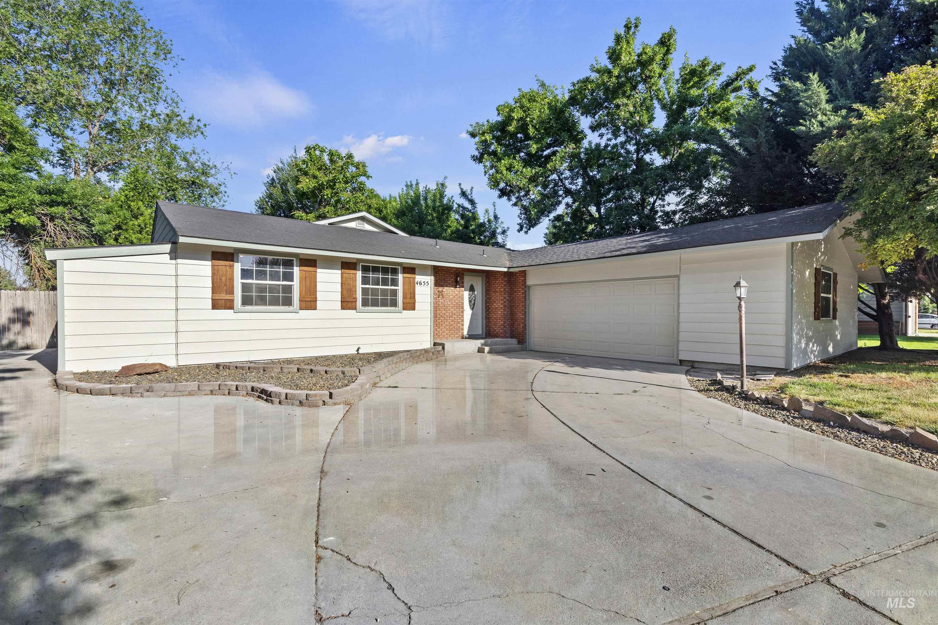 4655 N Bluegrass Ave Property Photo 1