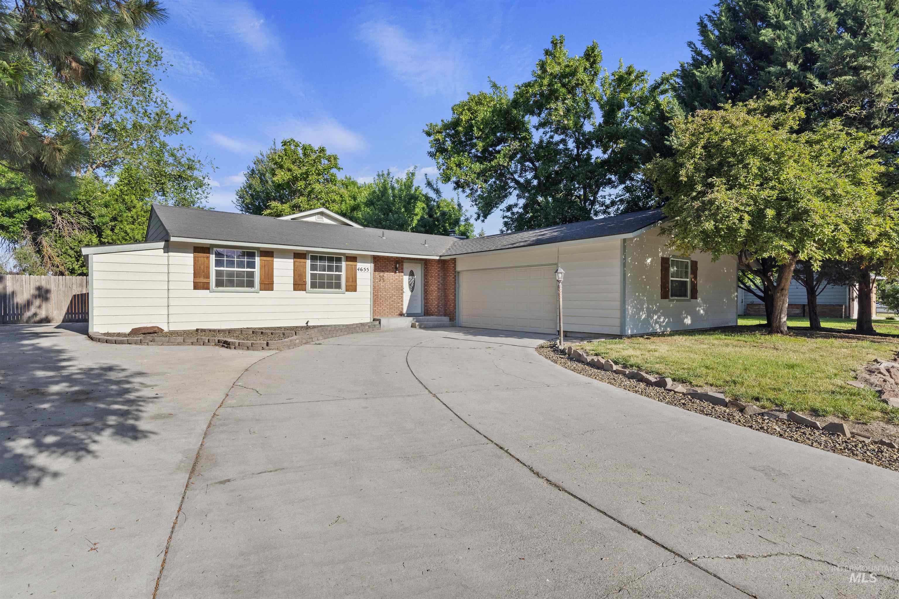 4655 N Bluegrass Ave Property Photo 2