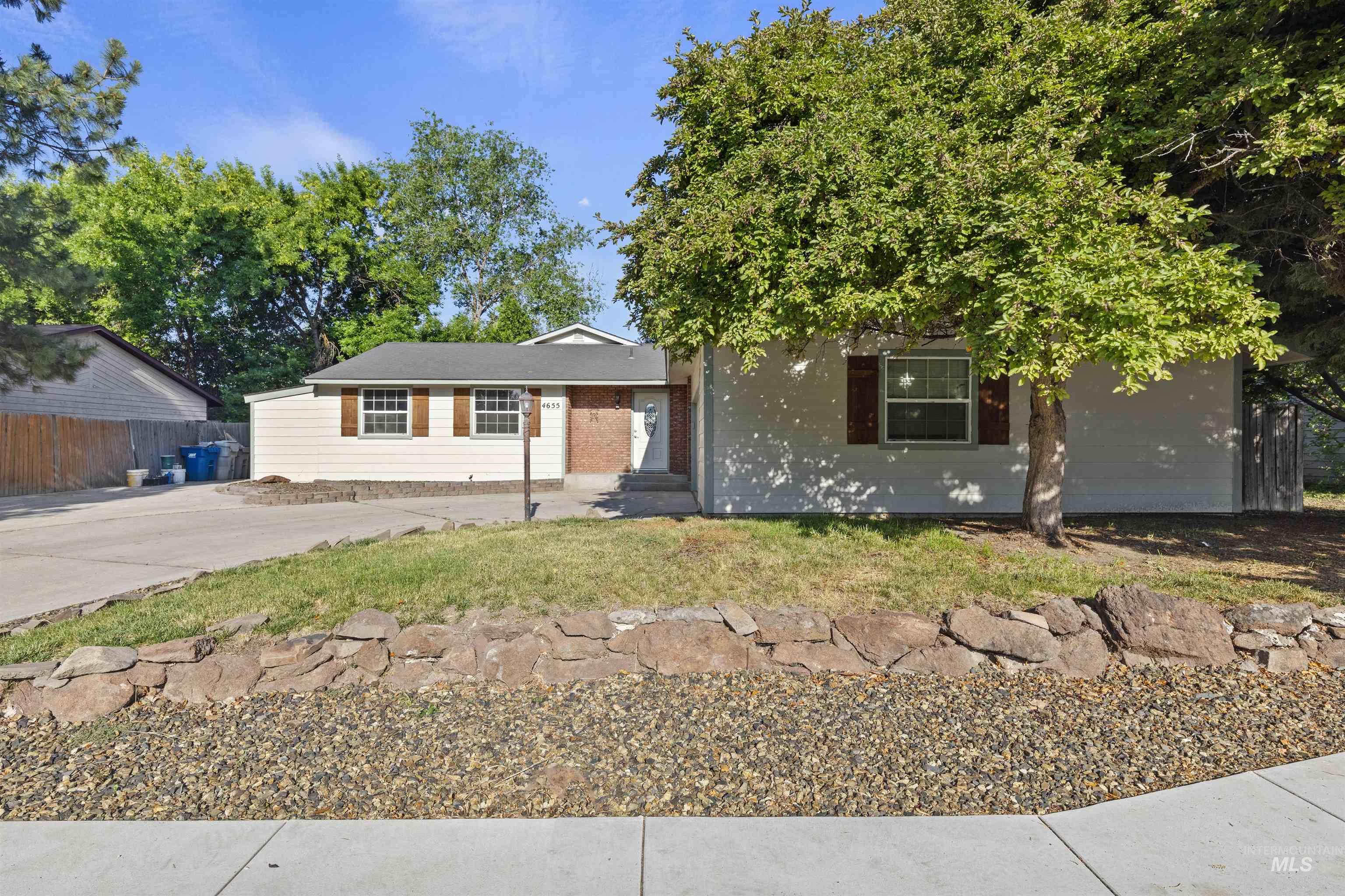 4655 N Bluegrass Ave Property Photo 3
