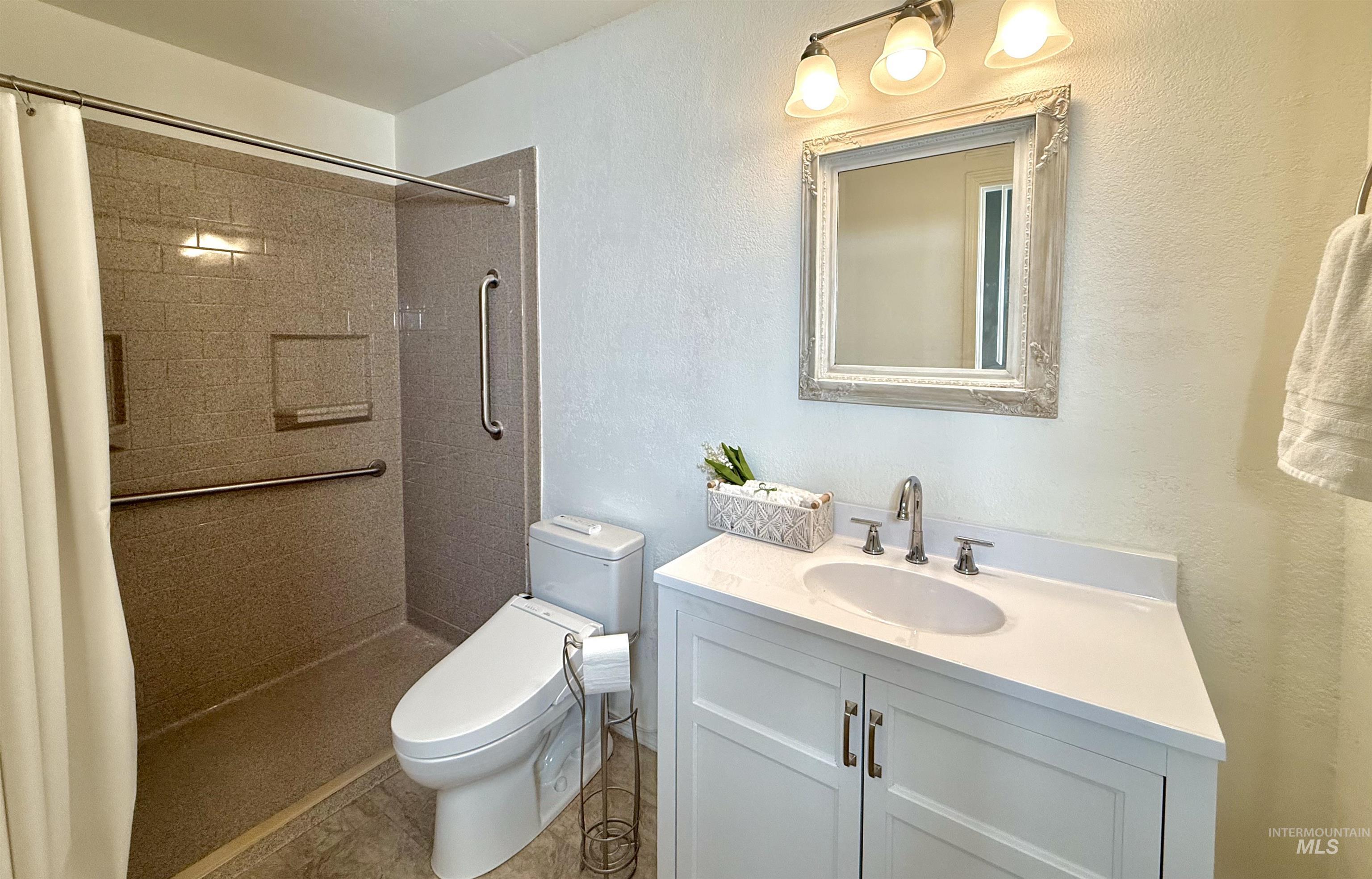 643 E Sedgewick St Property Photo 14