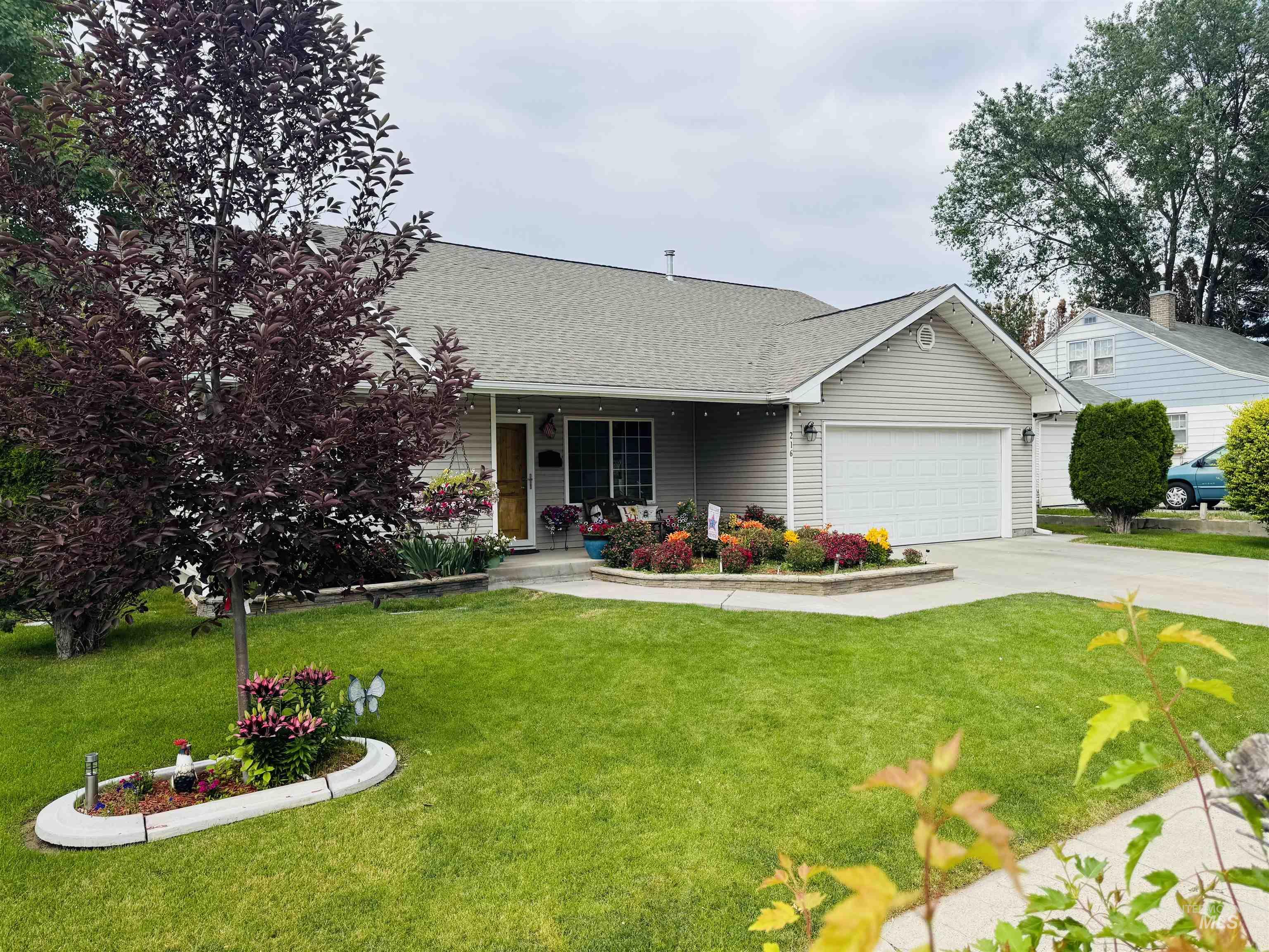 216 E Avenue B Property Photo 1