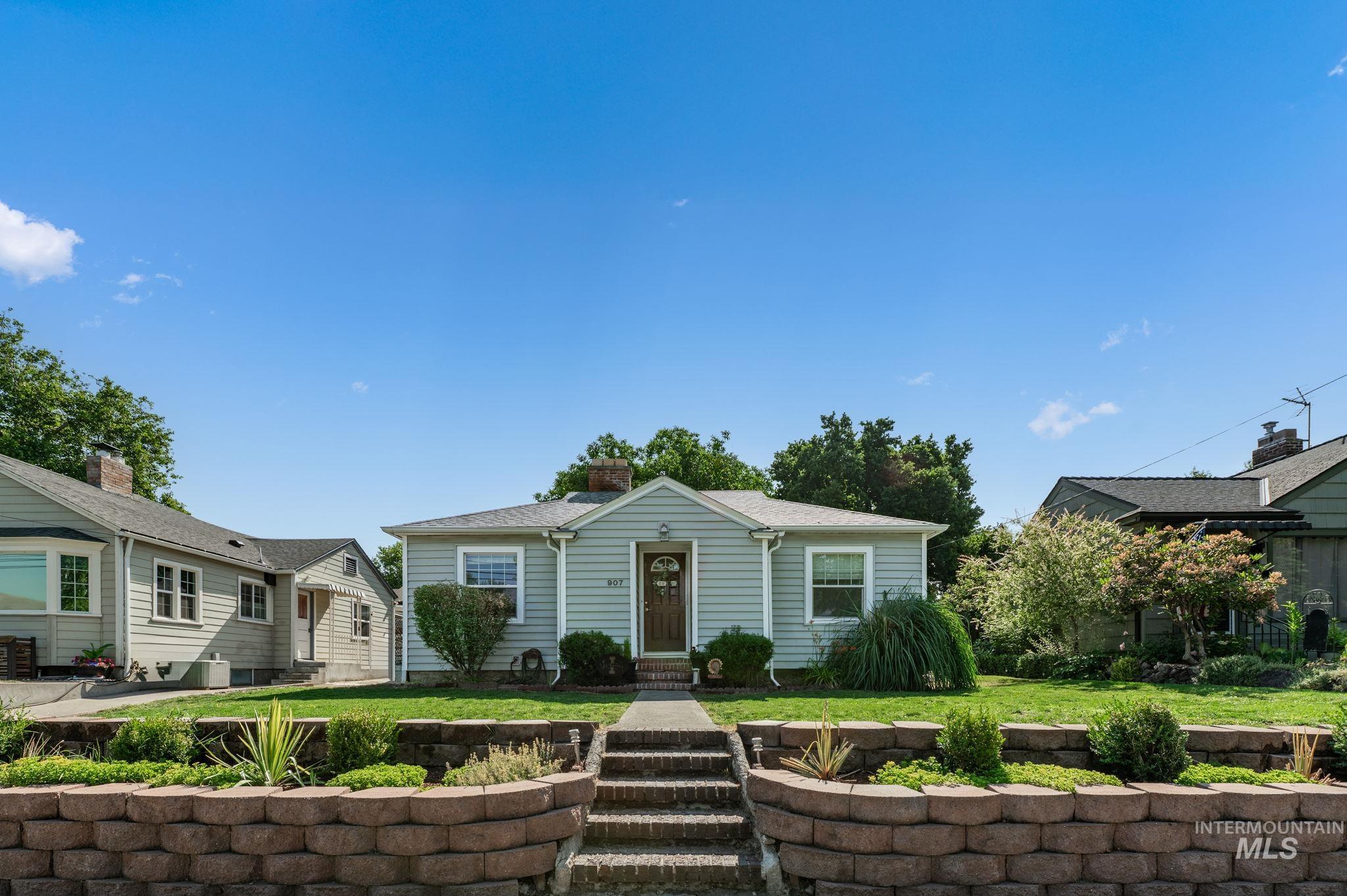 907 3rd St Property Photo