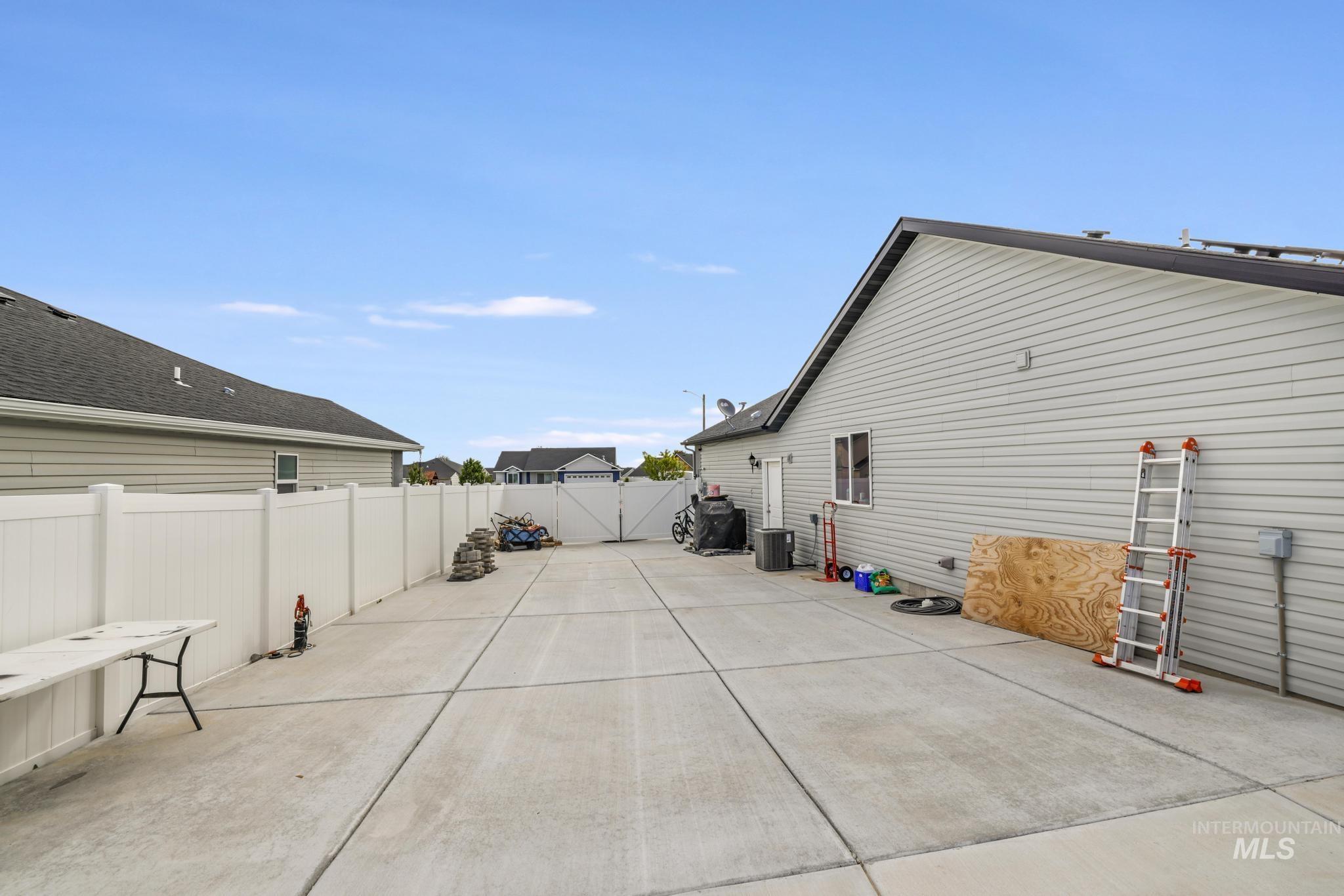 830 Cortni Ct Property Photo 4