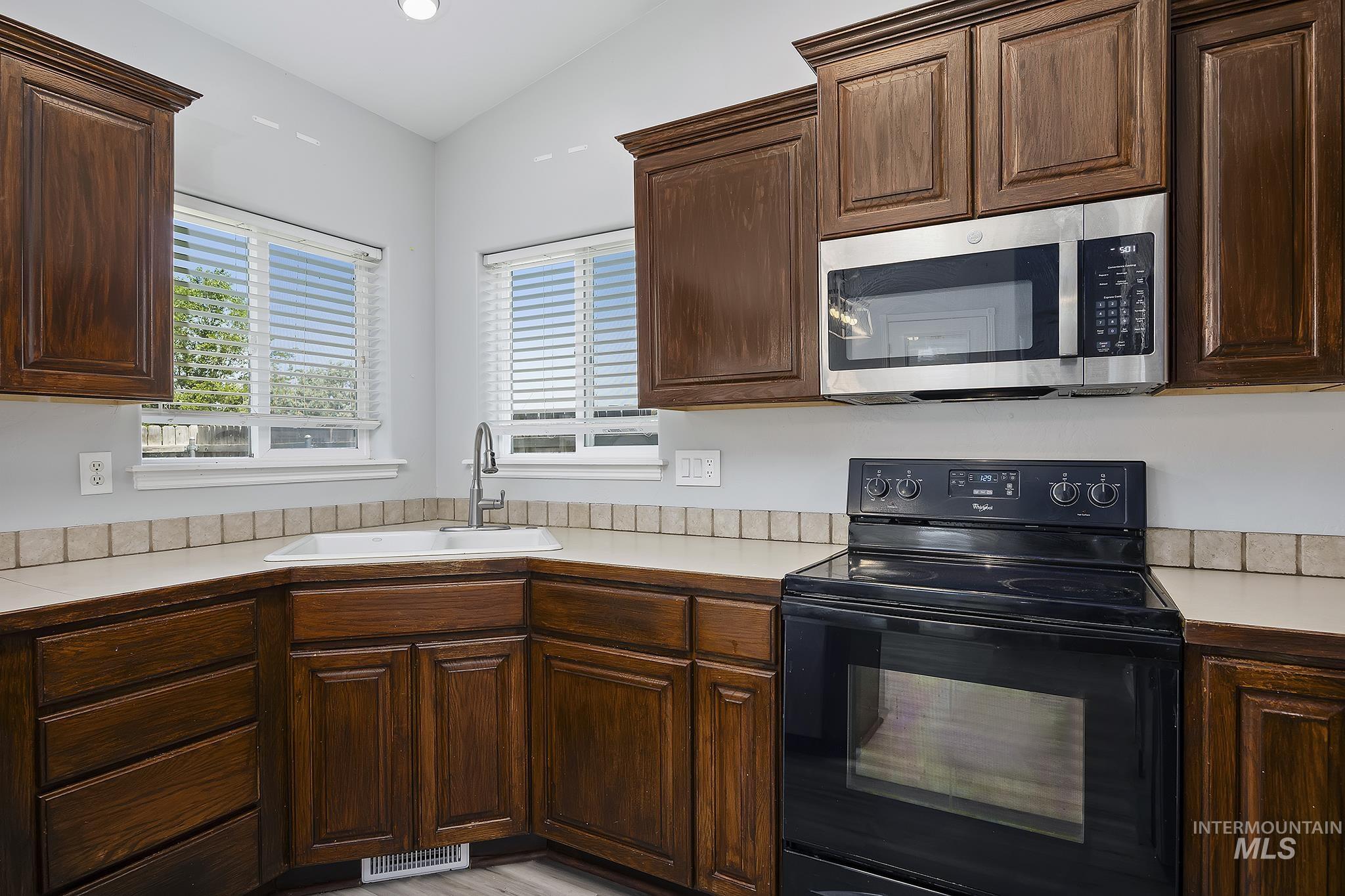 1030 Caswell Ave W Property Photo 8