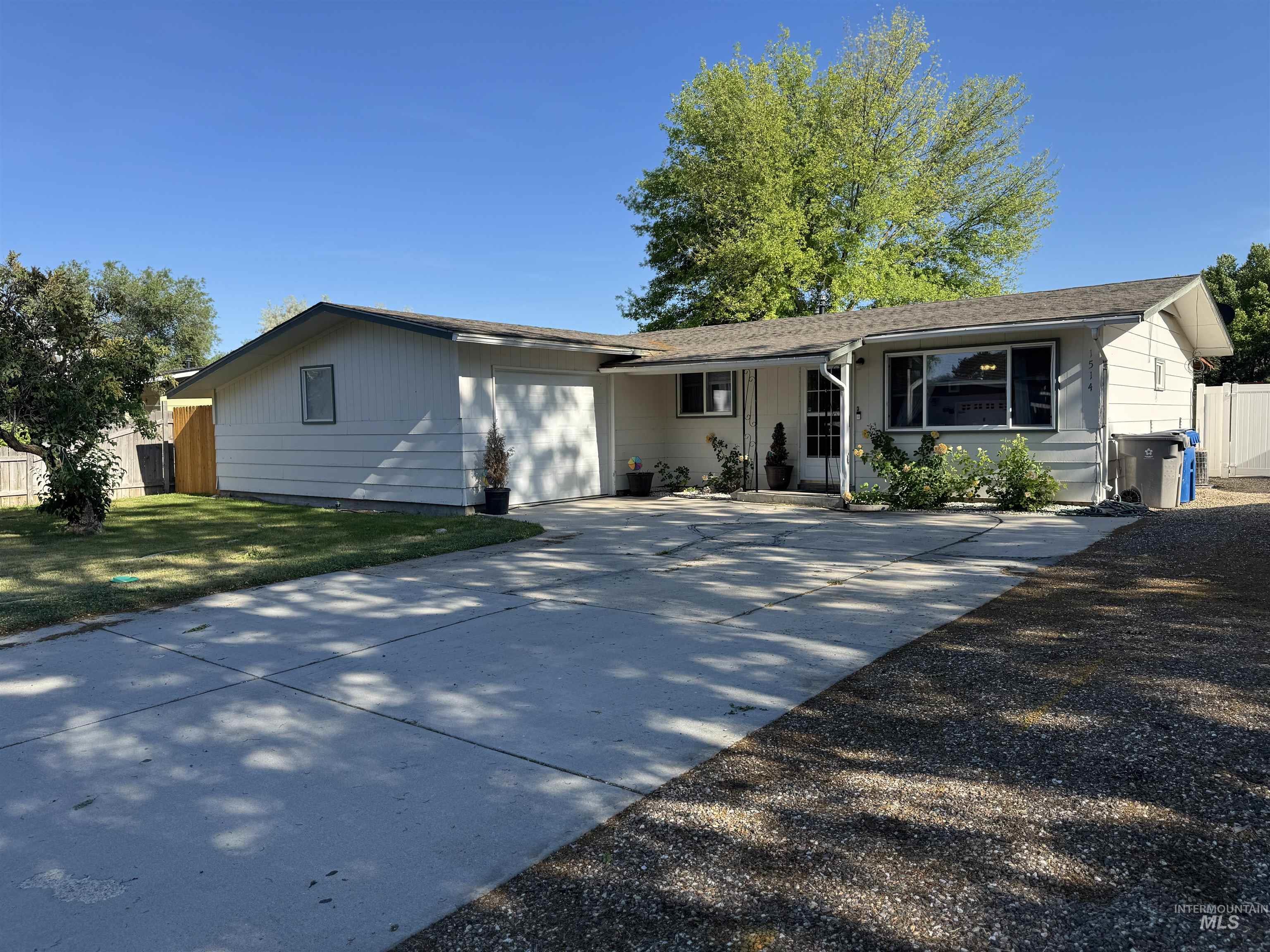 1514 Helena Dr Property Photo 2