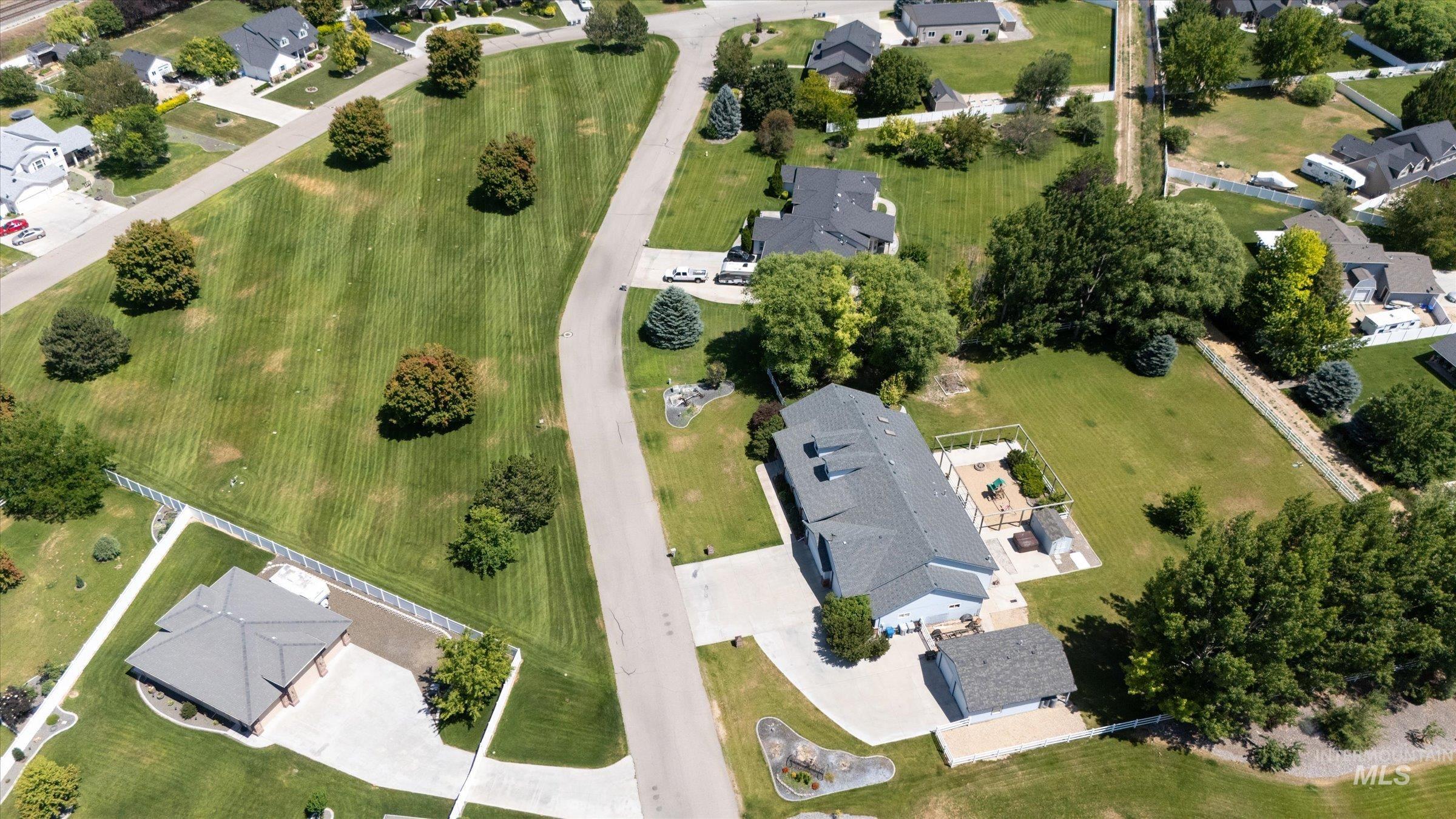 4019 E Man O War Dr Property Photo 3
