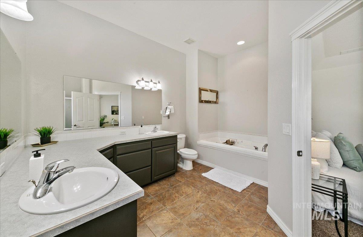 4019 E Man O War Dr Property Photo 23