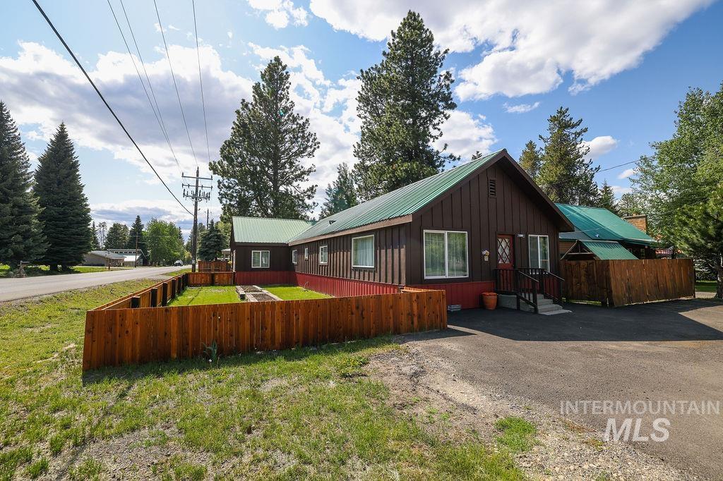 629 Thompson Ave Property Photo 1