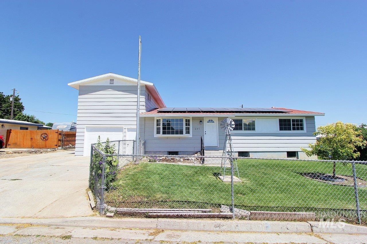 207 Pleasant St Property Photo 1
