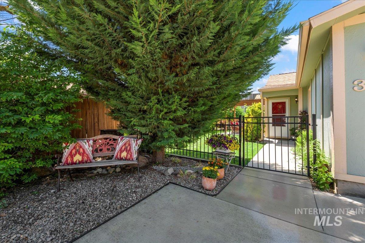 3977 N Cambria Way