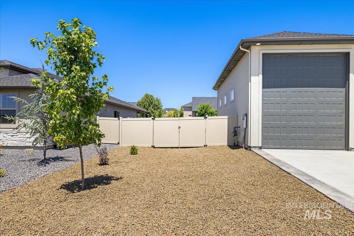 7402 E Newcastle Dr Property Photo 2