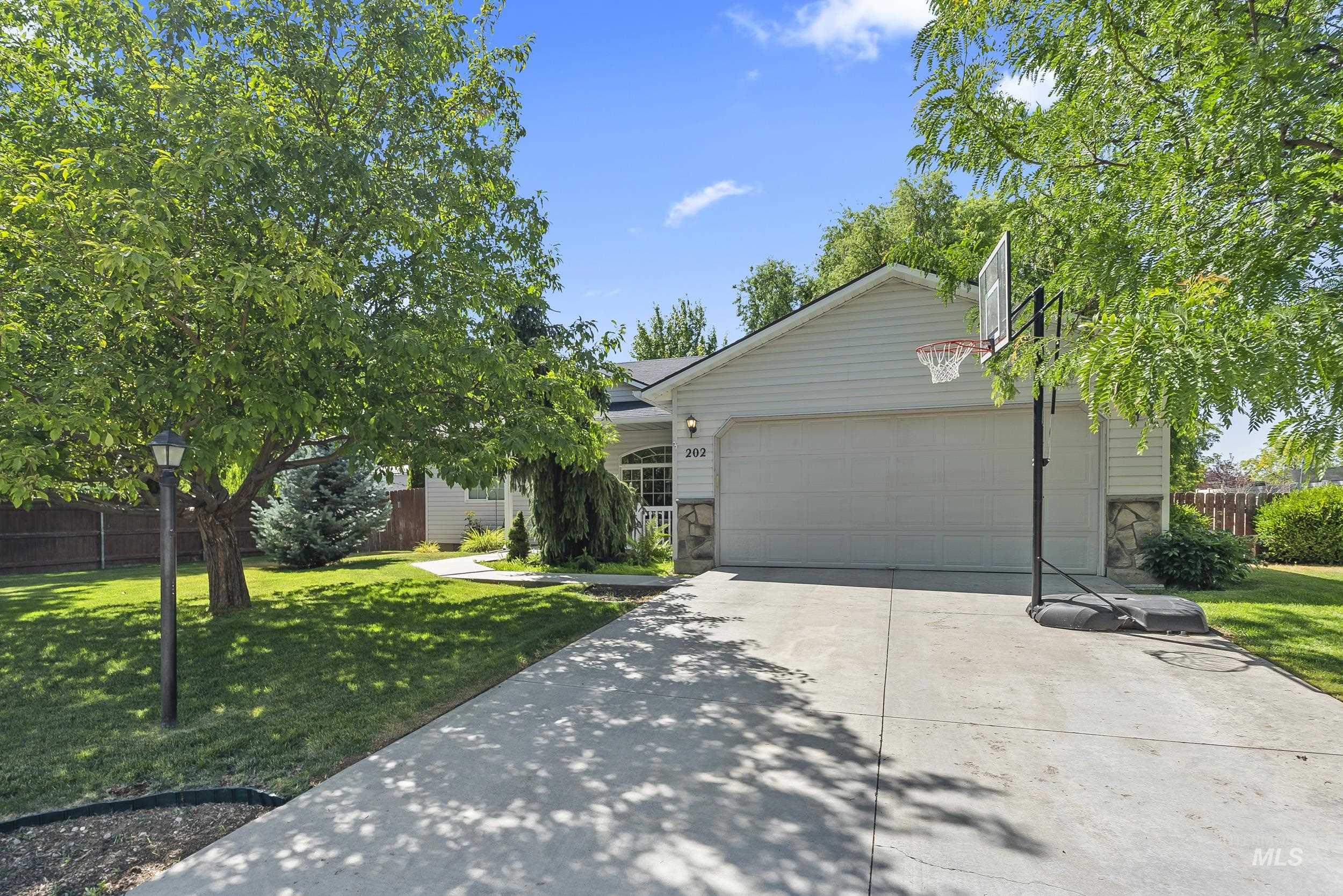 202 E Hillgreen Dr Property Photo 1