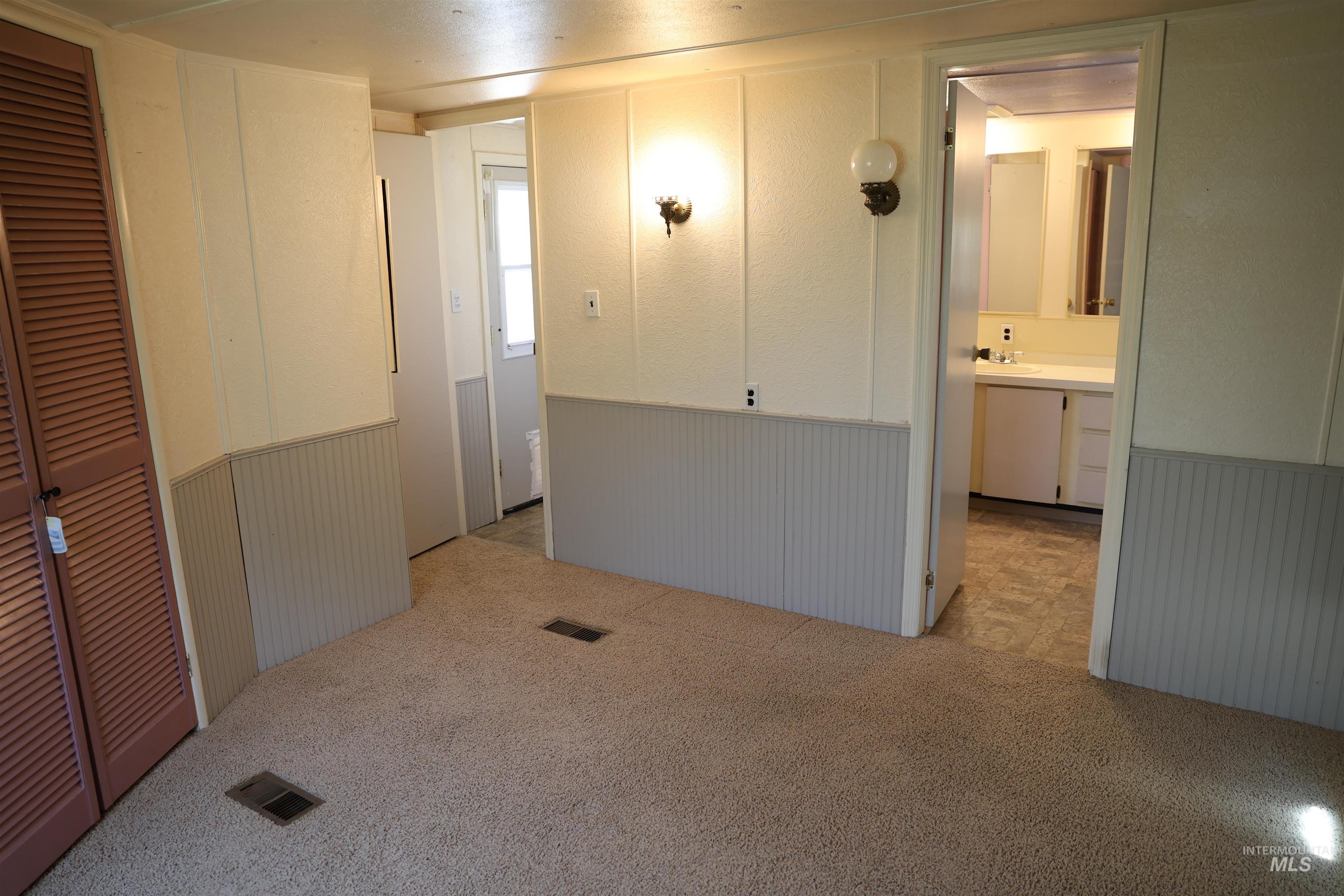 1640 E Main St Property Photo 9