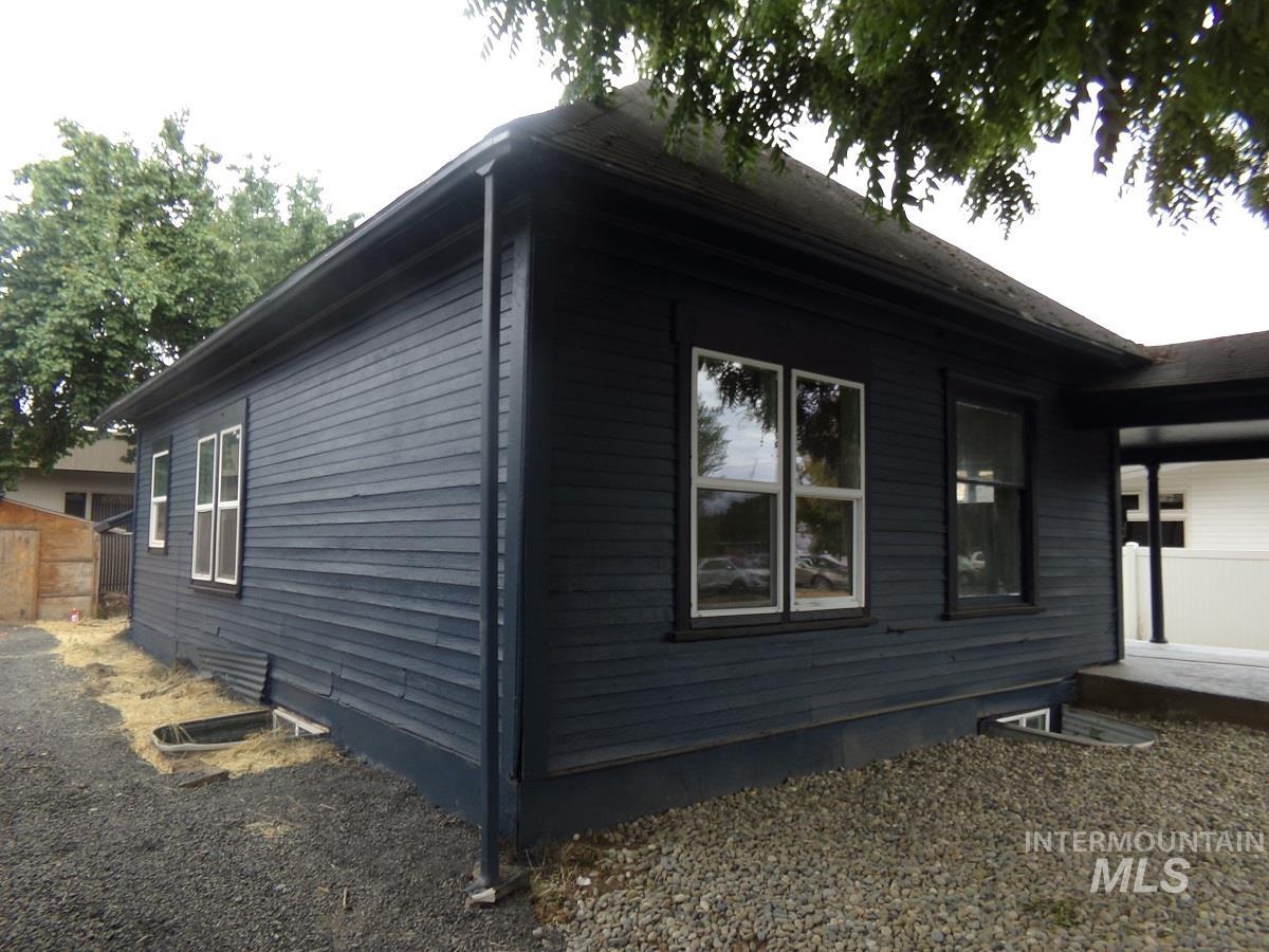 320 Miller St Property Photo 1