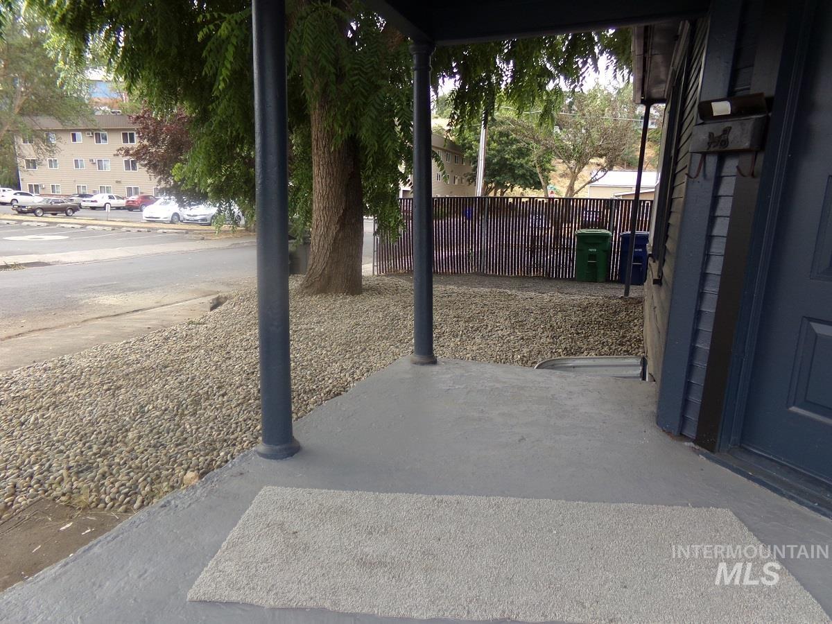 320 Miller St Property Photo 3