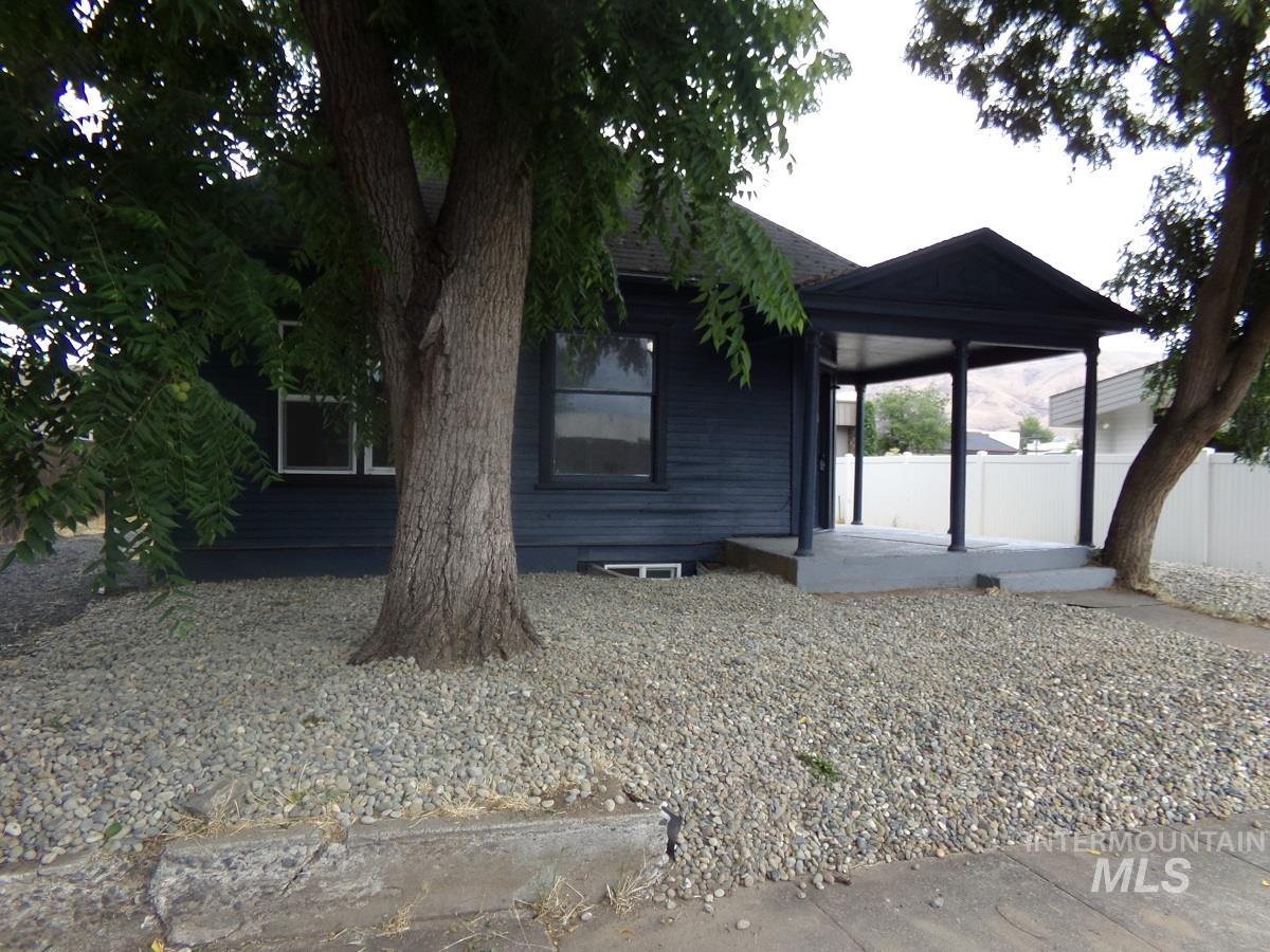 320 Miller St Property Photo 4