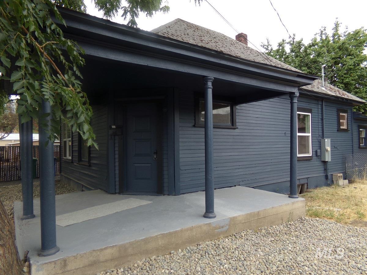 320 Miller St Property Photo 6