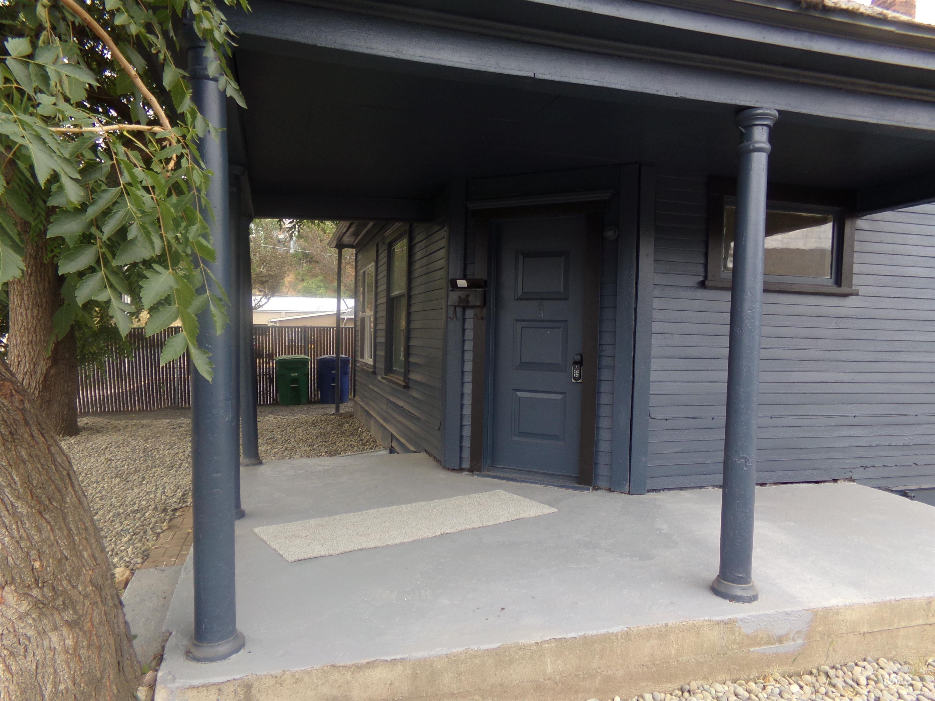 320 Miller St Property Photo 7