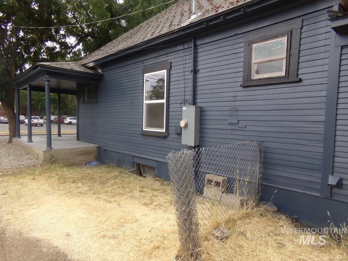 320 Miller St Property Photo 9