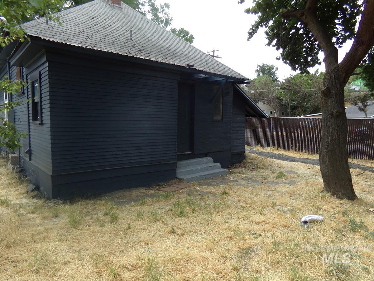 320 Miller St Property Photo 10