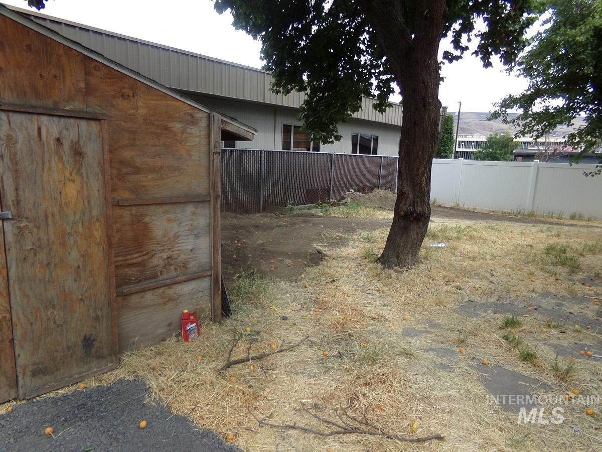 320 Miller St Property Photo 11