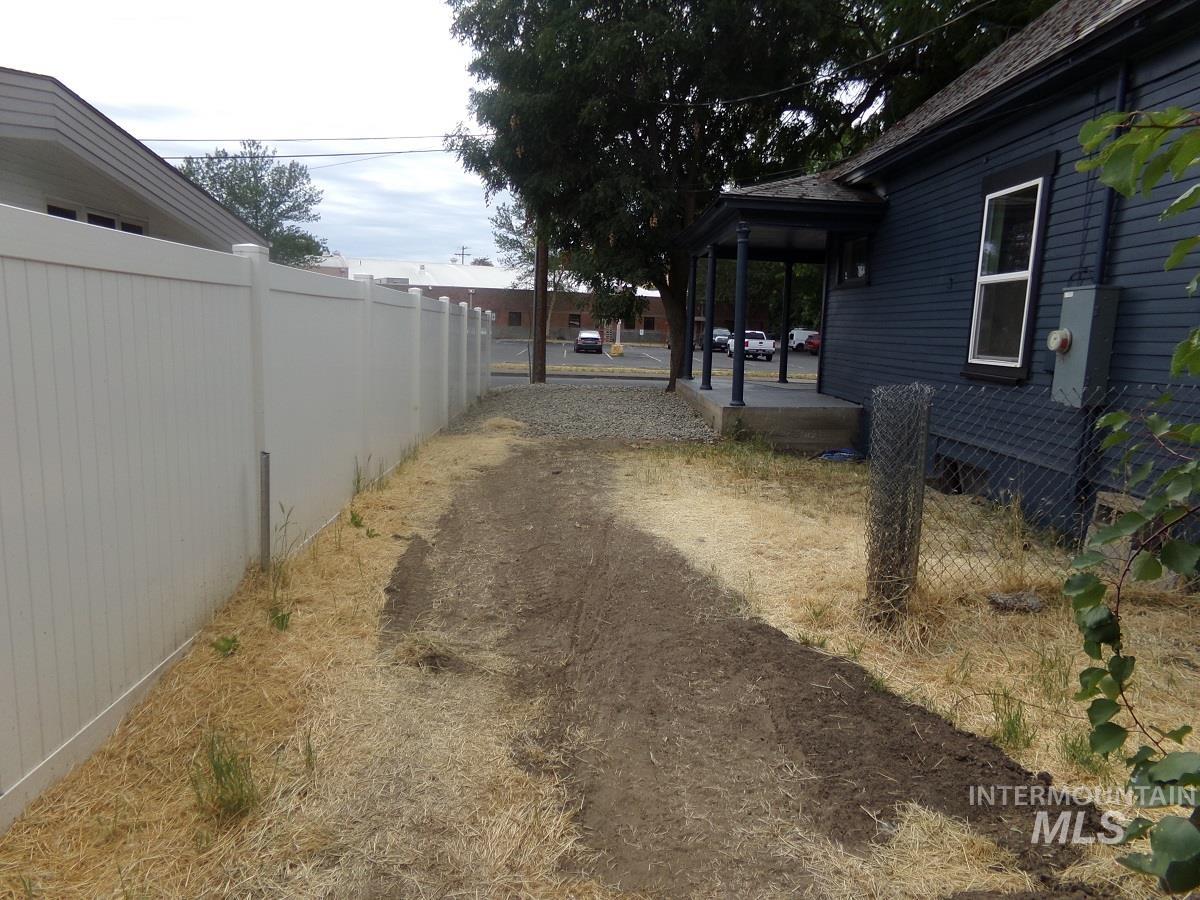 320 Miller St Property Photo 12