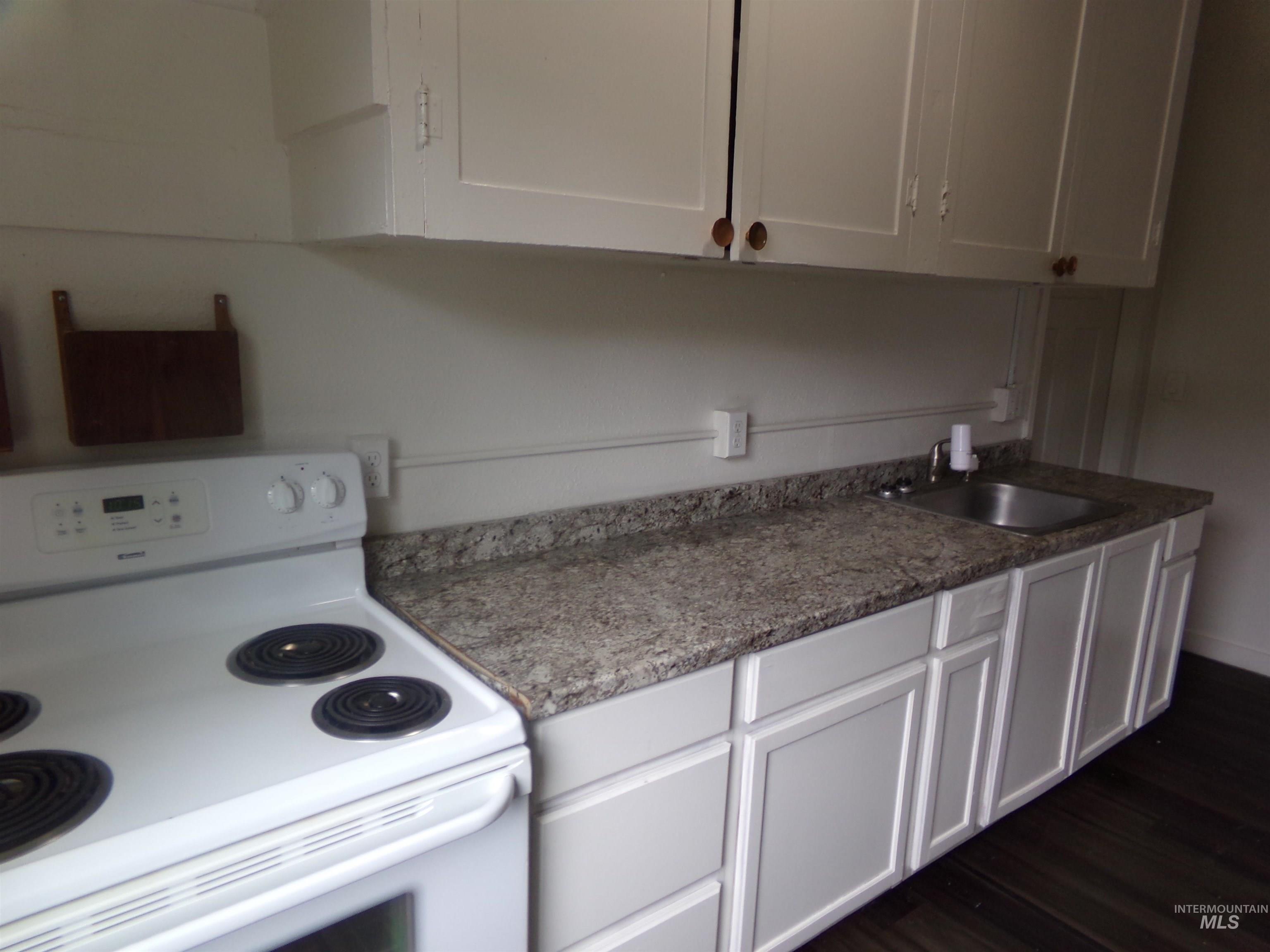 320 Miller St Property Photo 21