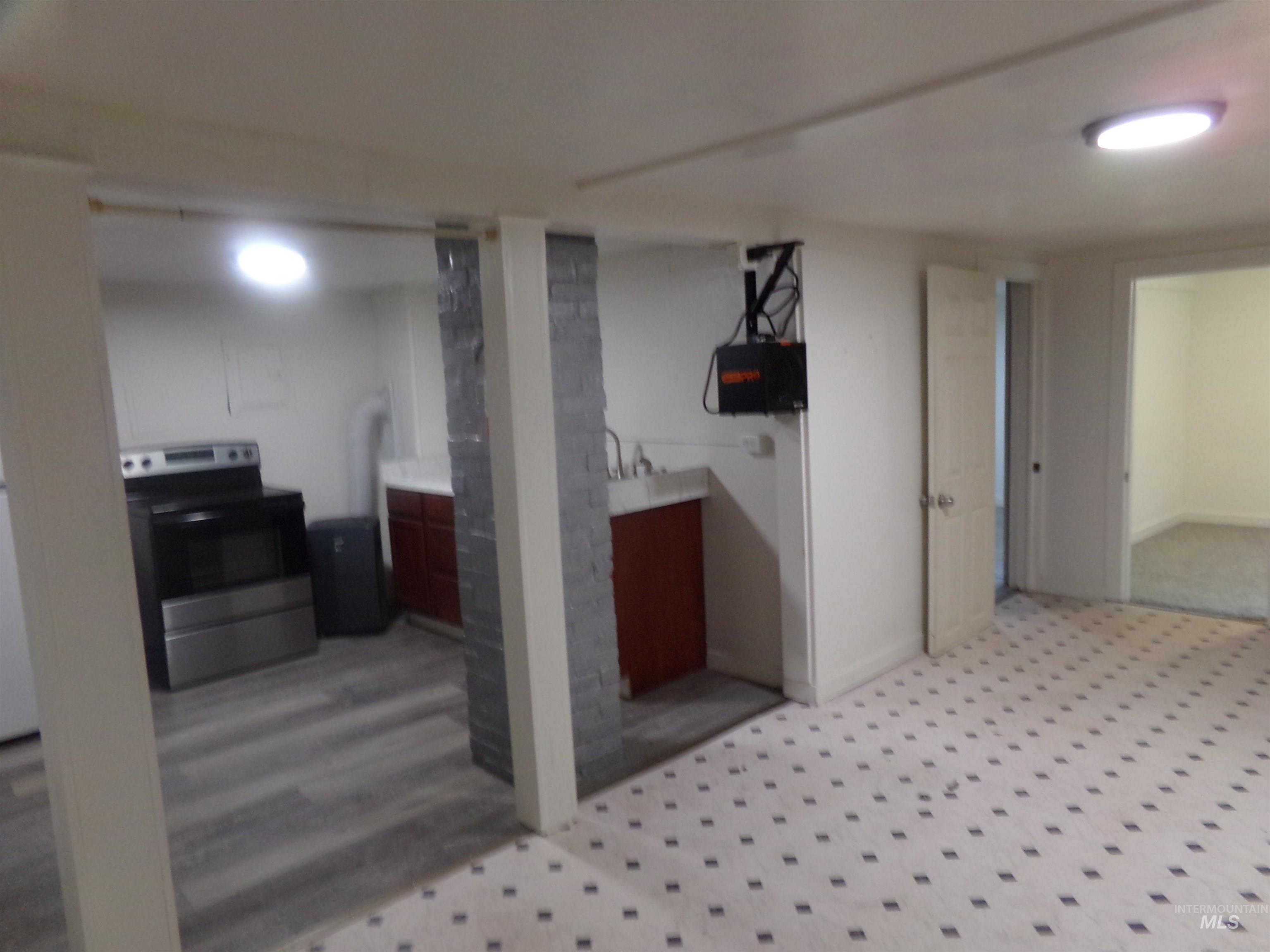 320 Miller St Property Photo 24