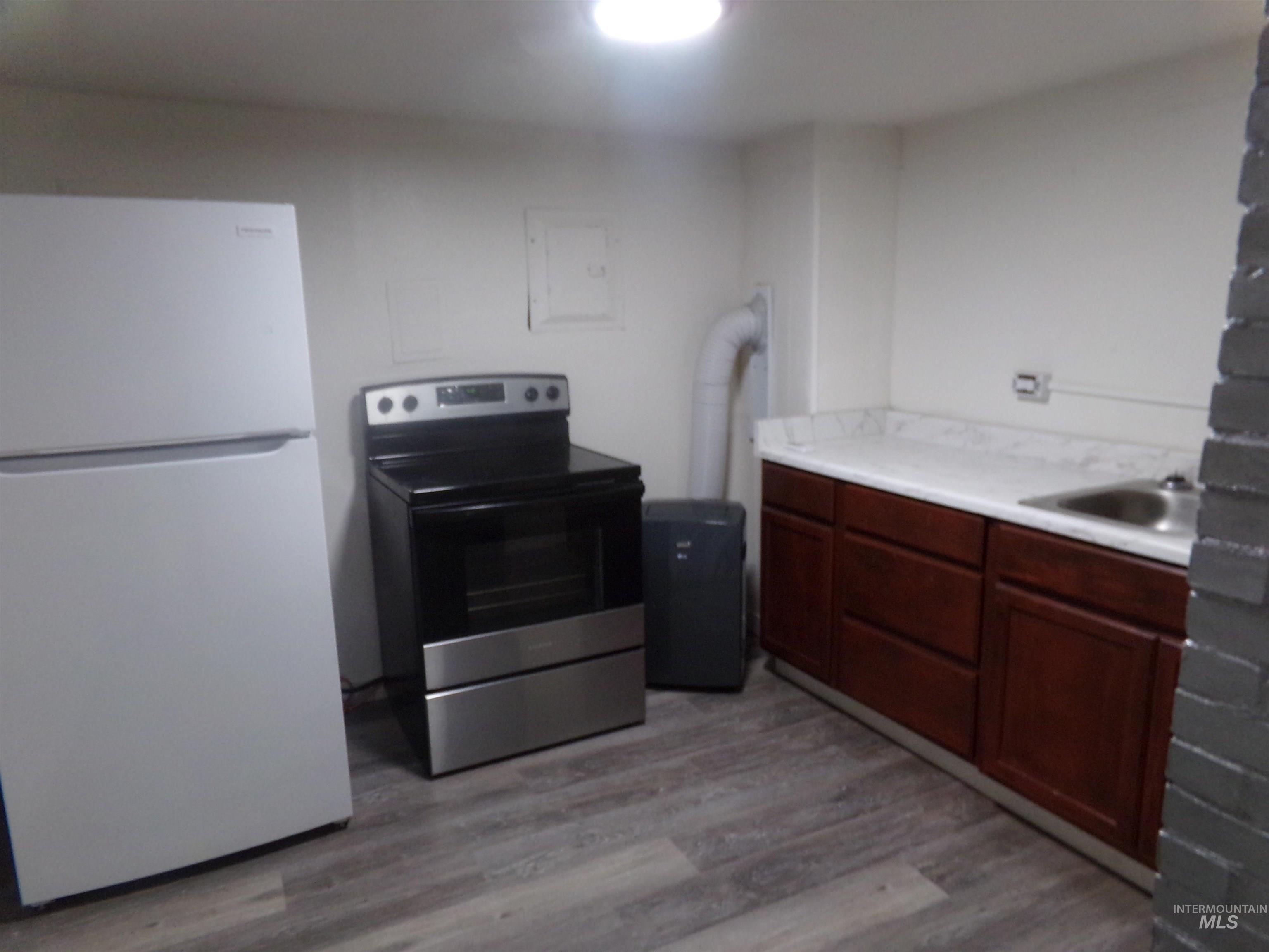 320 Miller St Property Photo 27