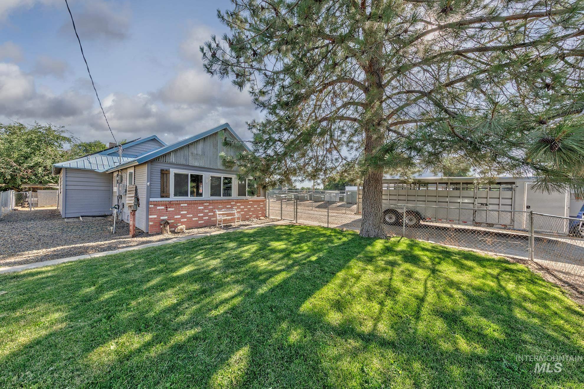 1025 W Galloway Ave Property Photo 1