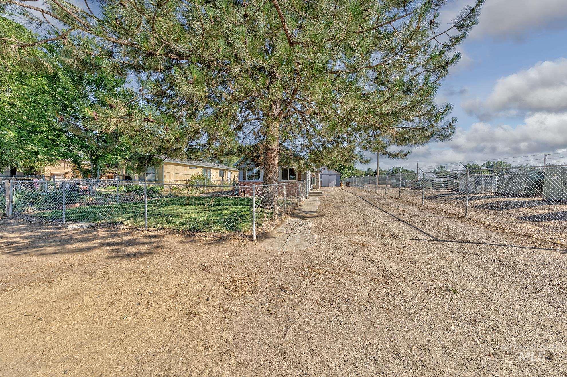 1025 W Galloway Ave Property Photo 2