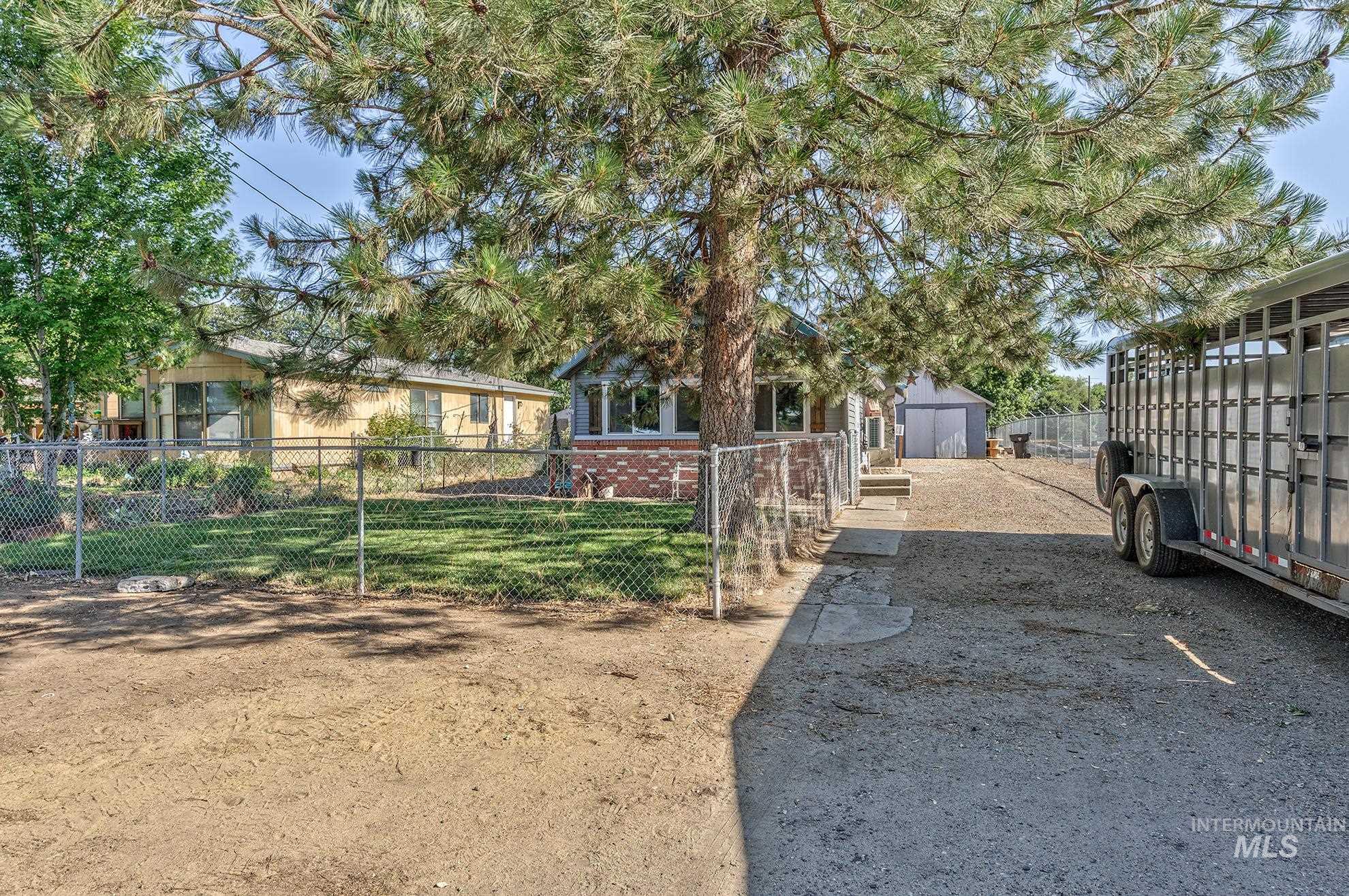 1025 W Galloway Ave Property Photo 3