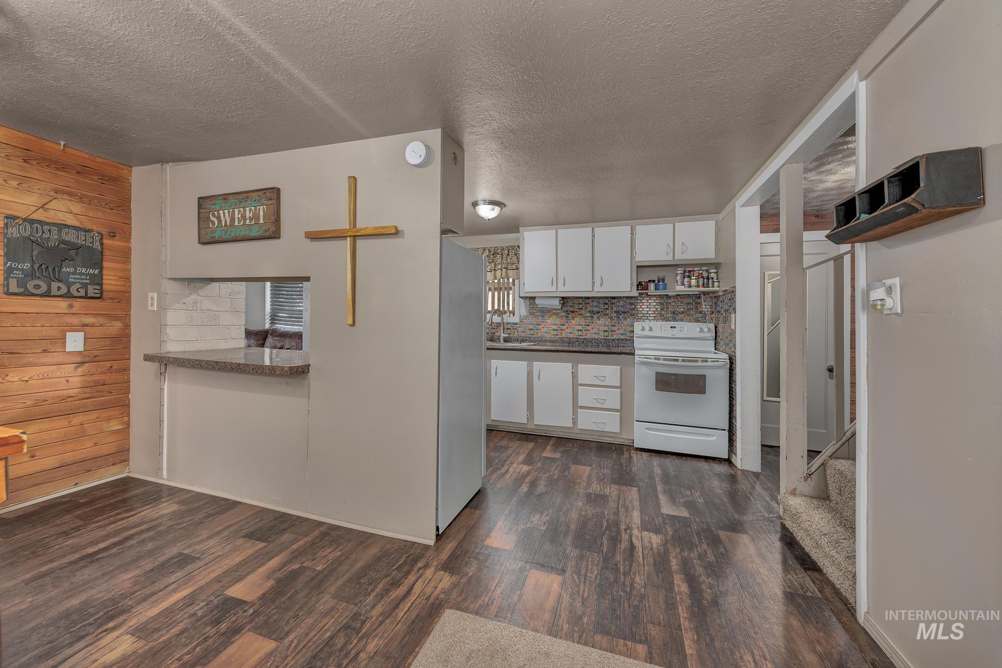 1025 W Galloway Ave Property Photo 9