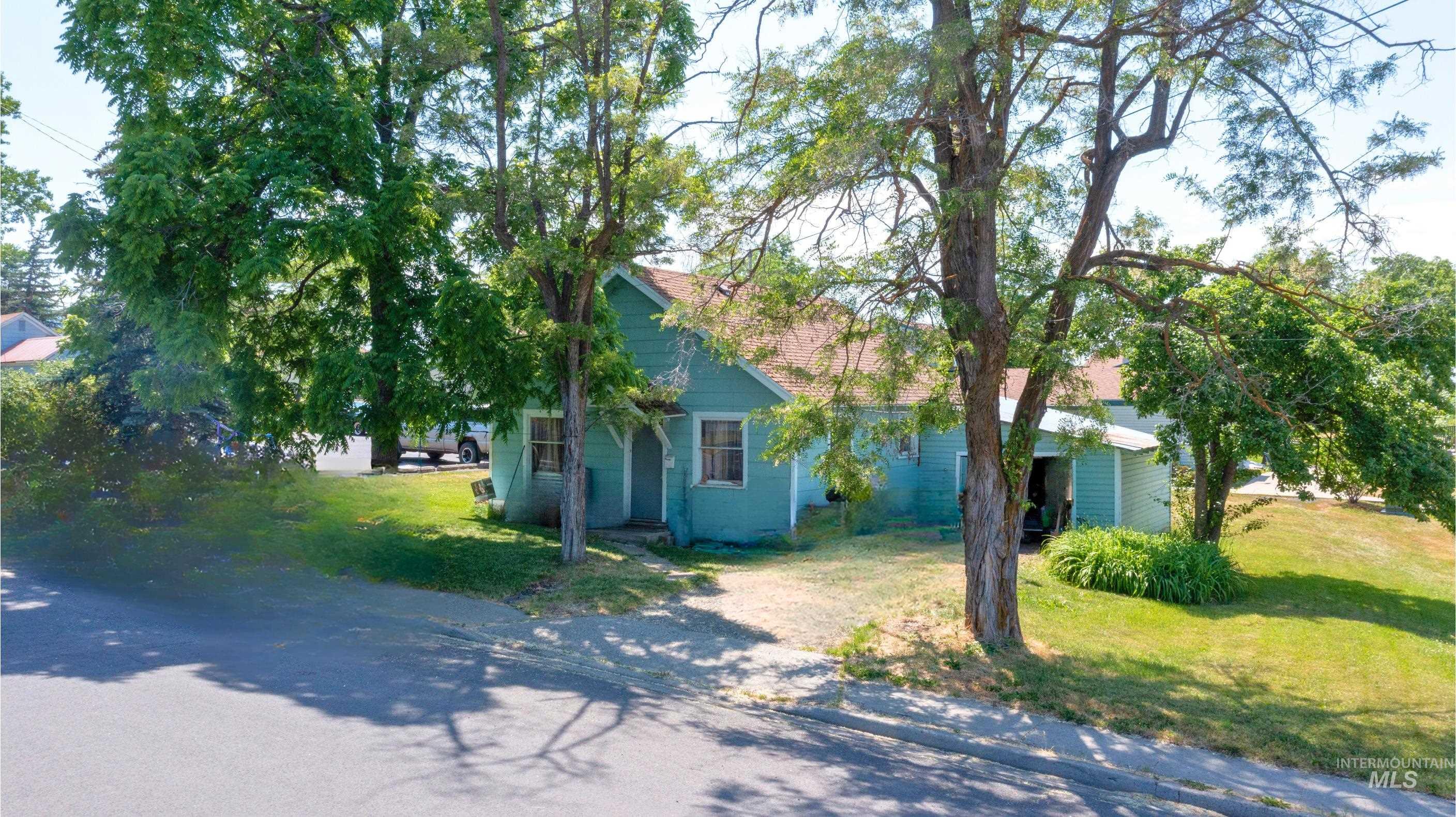 390 S E Street Property Photo 1
