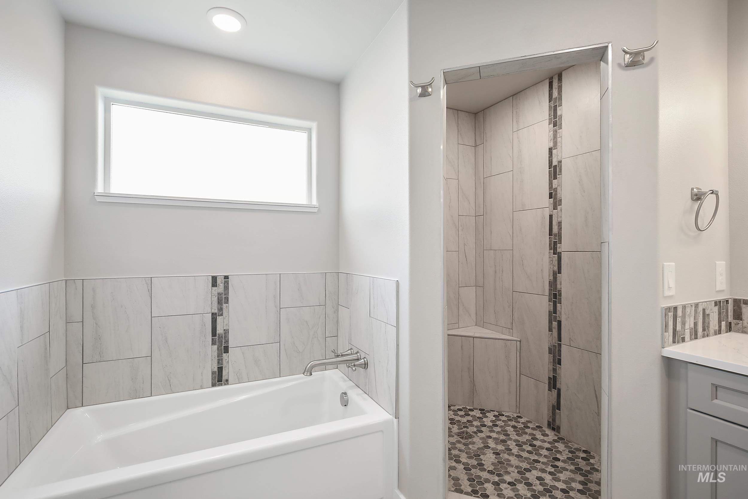 1736 Golden Hills Dr Property Photo 26
