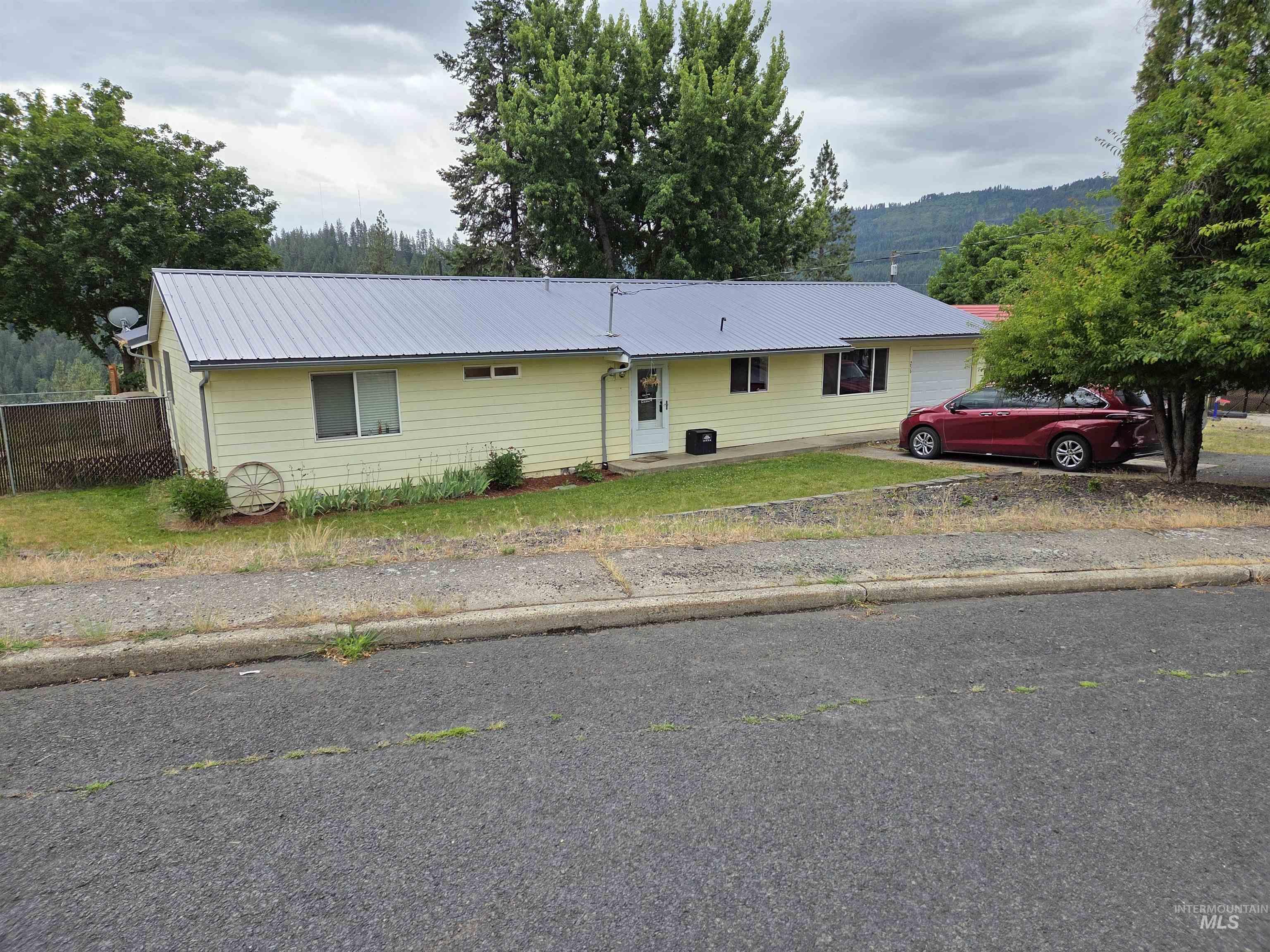 256 Shasta Circle Property Photo 1