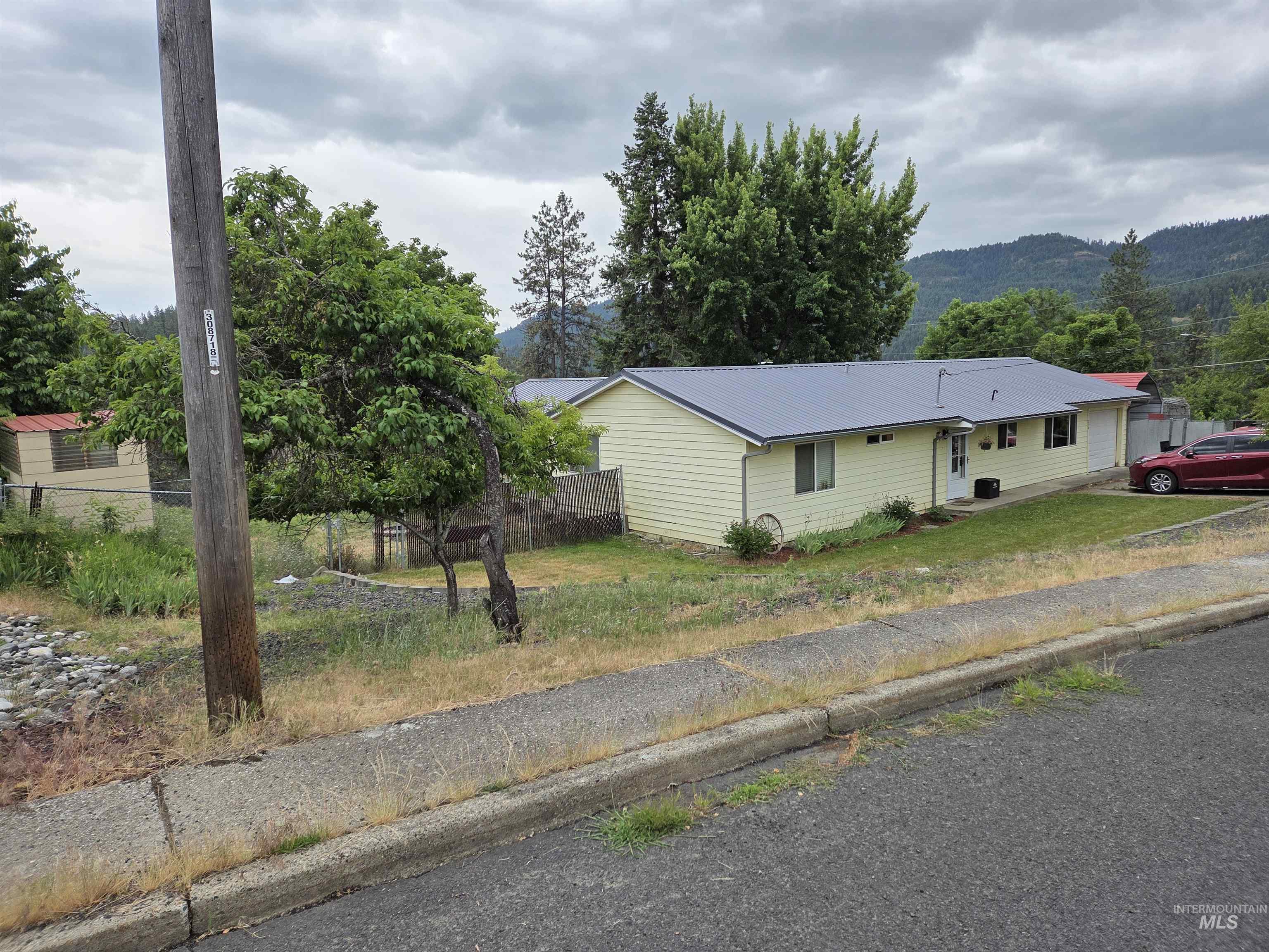 256 Shasta Circle Property Photo 2