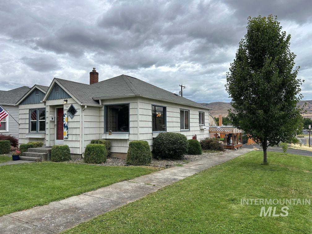 1527 13th Ave Property Photo 1