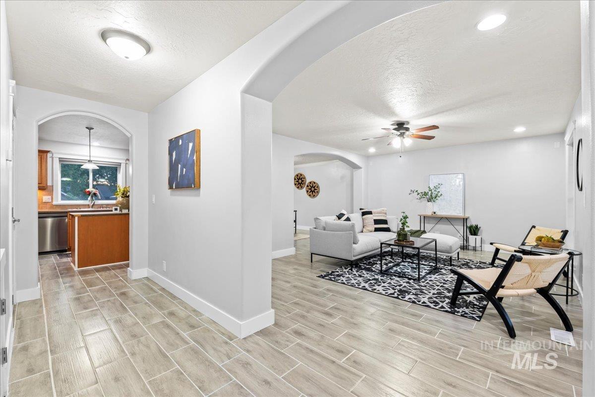 1497 Ne Cinder Loop Property Photo 4