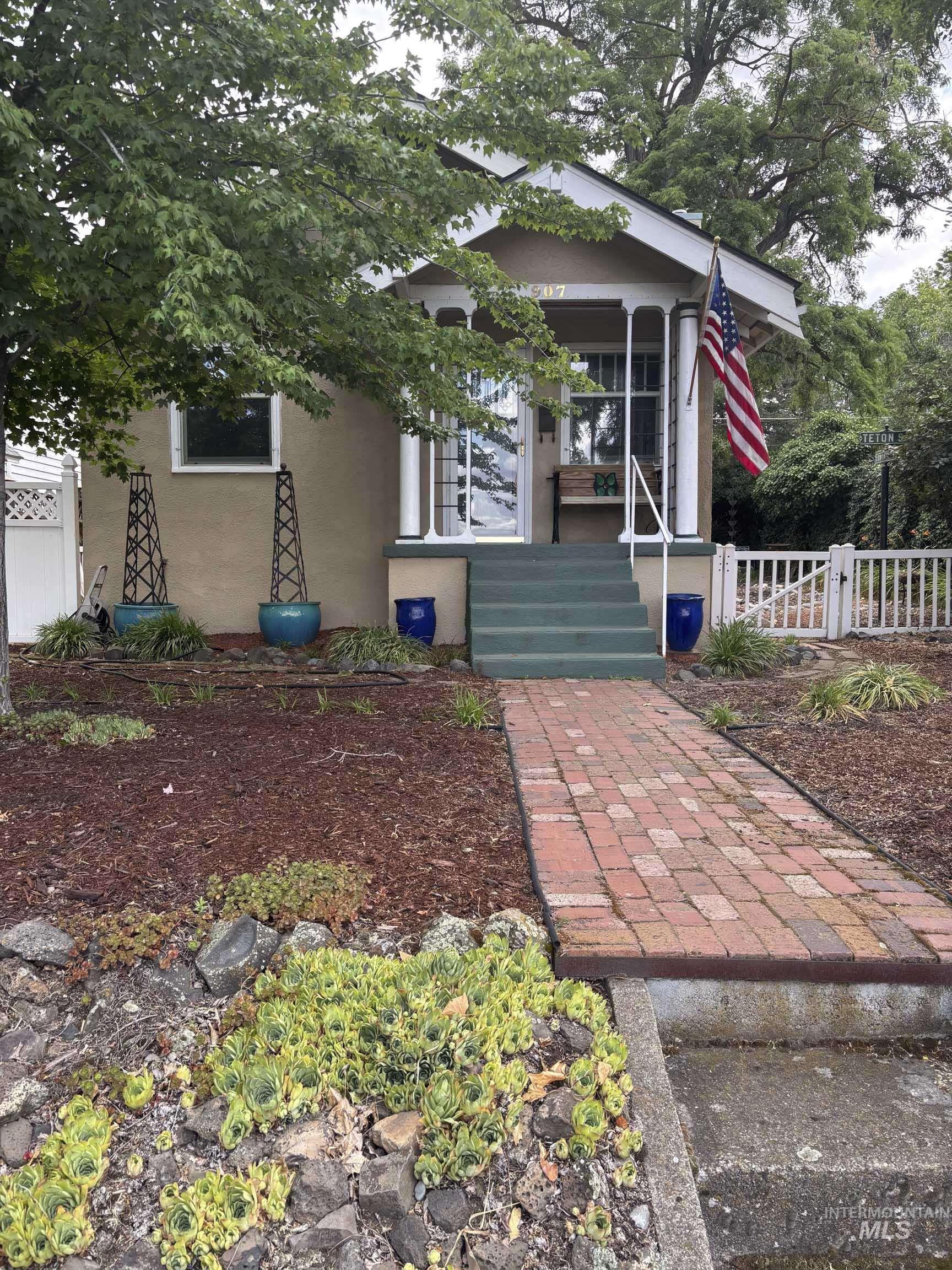 907 Prospect Ave Property Photo
