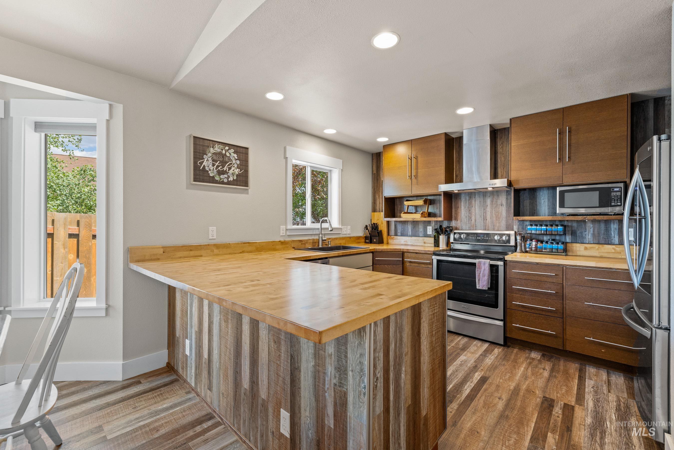 413 Margaret Way Property Photo 6