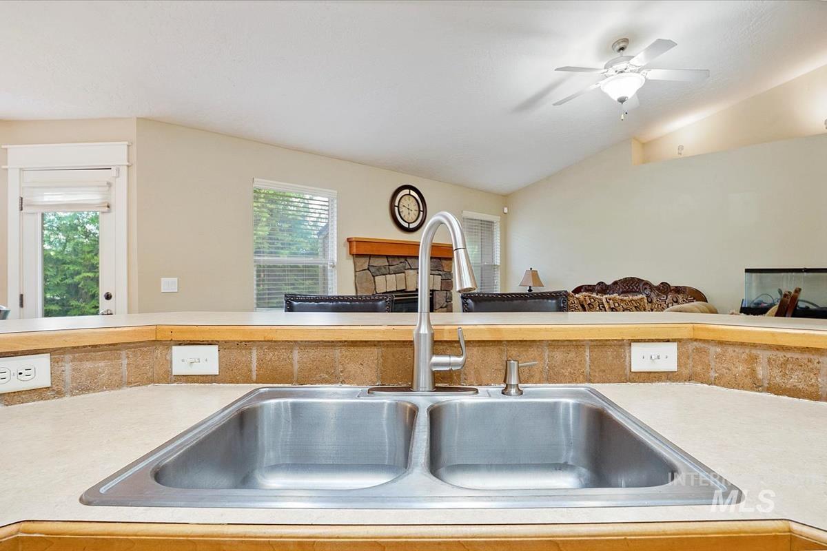 9538 Silverbirch Property Photo 7