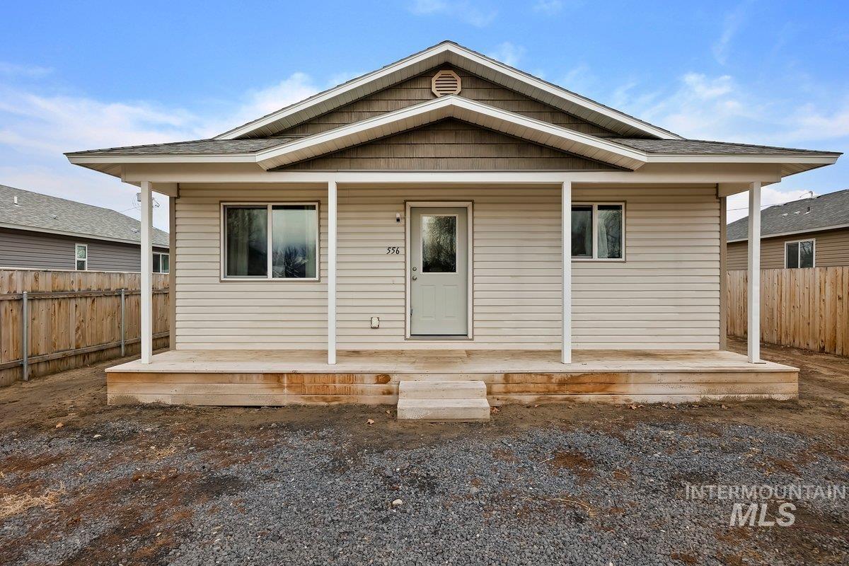 556 6th Ave E Property Photo 1
